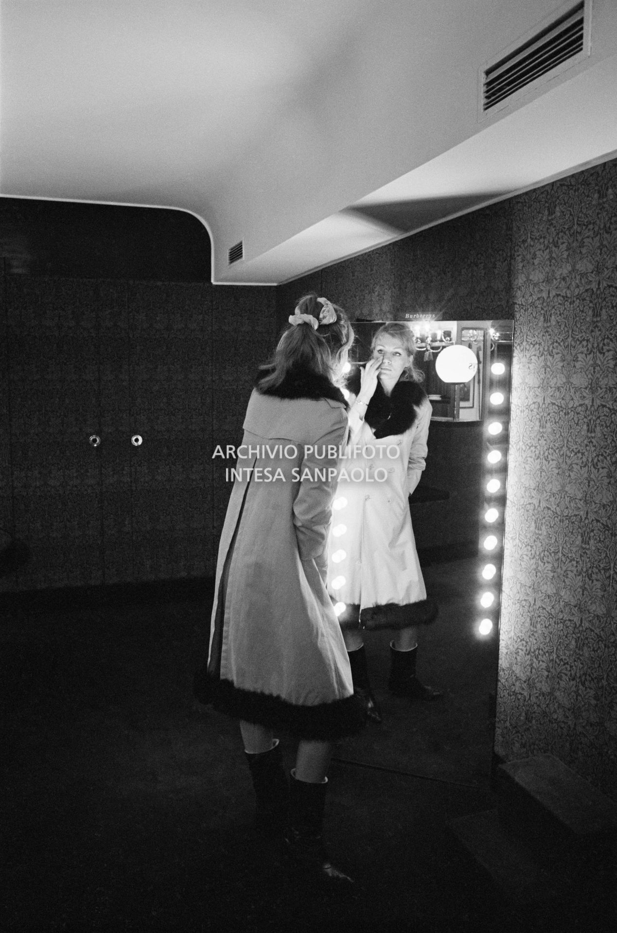 Anna German, con indosso un trench con l'interno in pelliccia, si specchia al negozio Burberrys'<br>727771/11