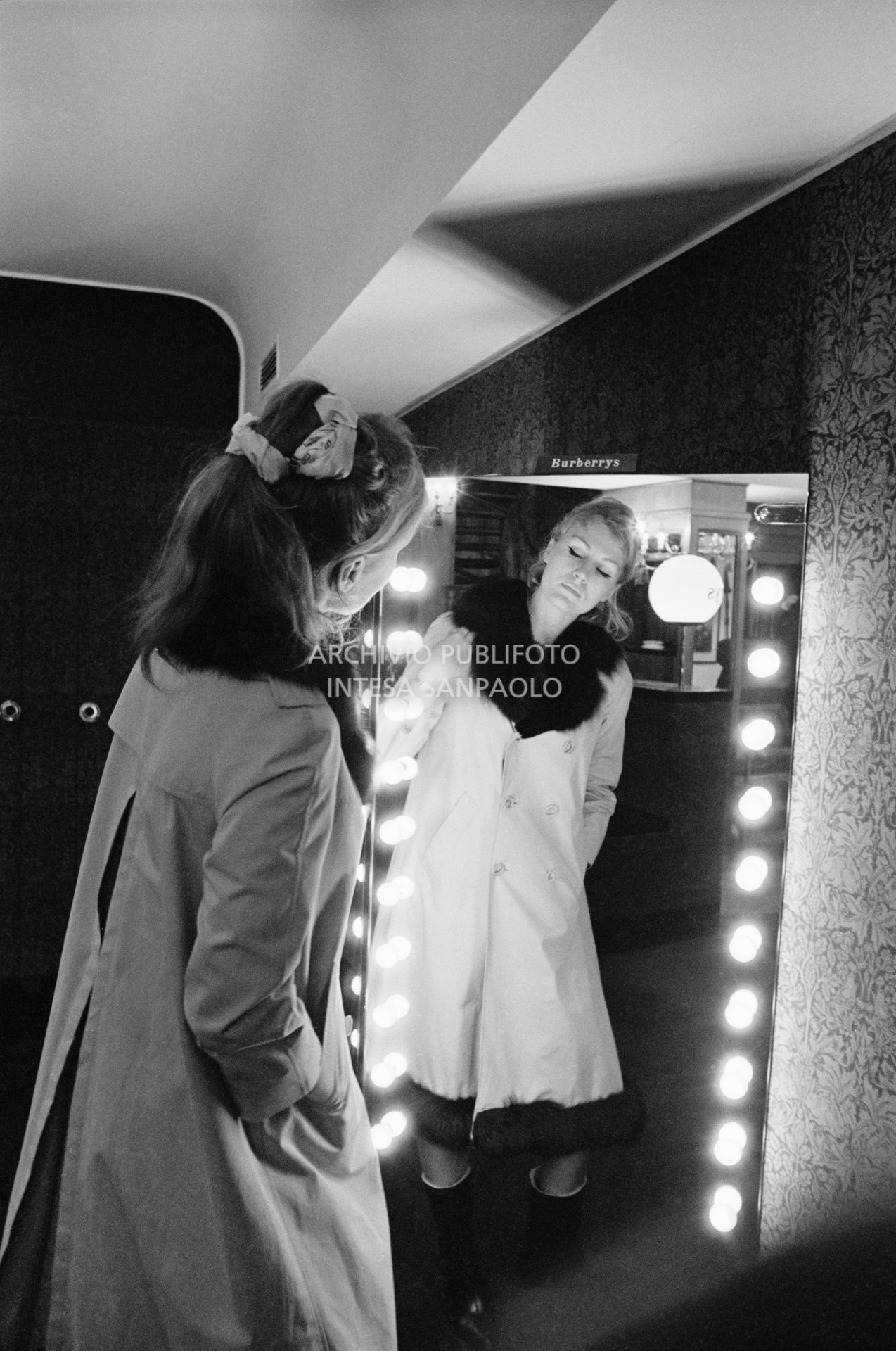 Anna German, con indosso un trench con l'interno in pelliccia, si specchia al negozio Burberrys'<br>727771/15