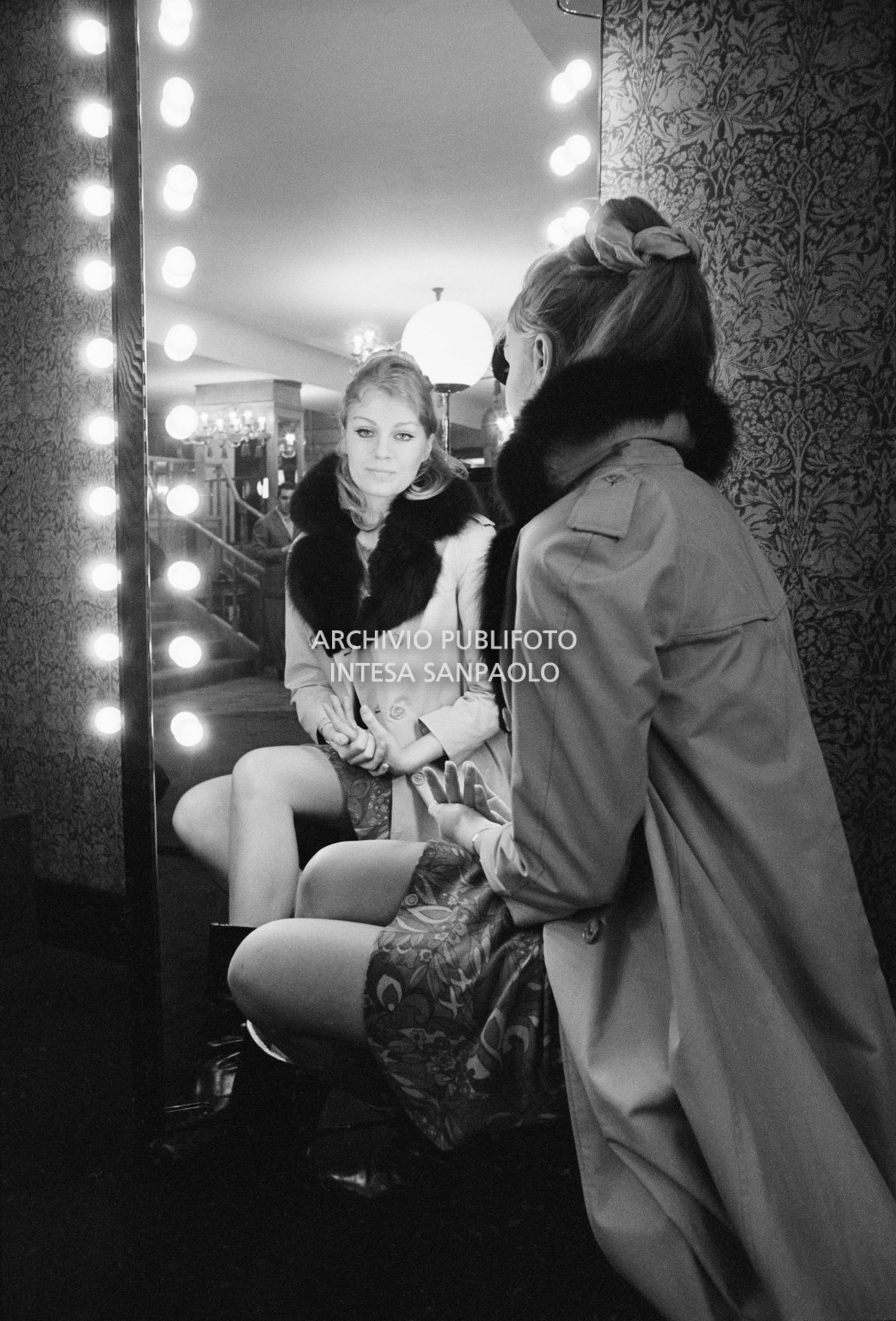 Anna German, con indosso un trench con l'interno in pelliccia, si specchia al negozio Burberrys'<br>727771/17