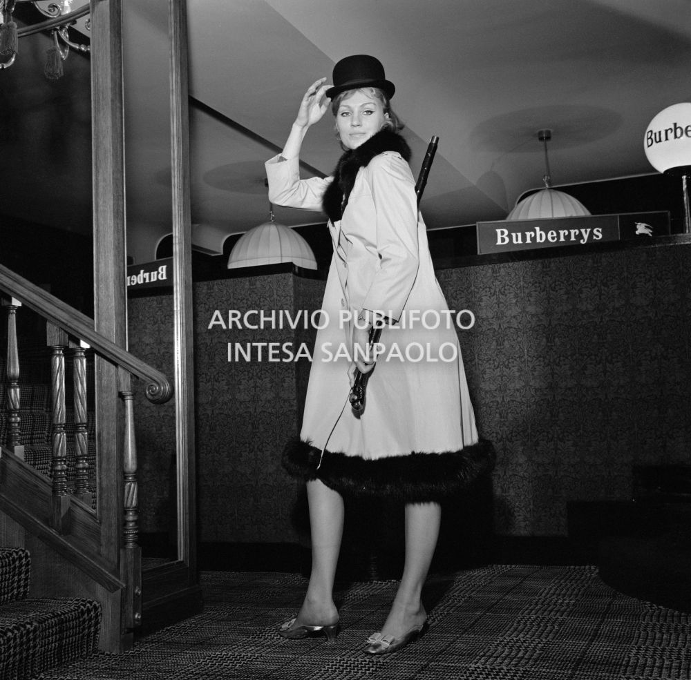 Anna German in posa con bombetta e trench, con interno in pelliccia, al negozio Burberrys'<br>727771/19