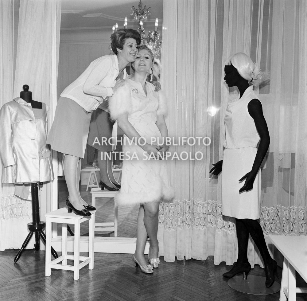 Anna German alla prova abiti in compagnia della stilista Eva Sabbatini presso il suo atelier<br>727771/22