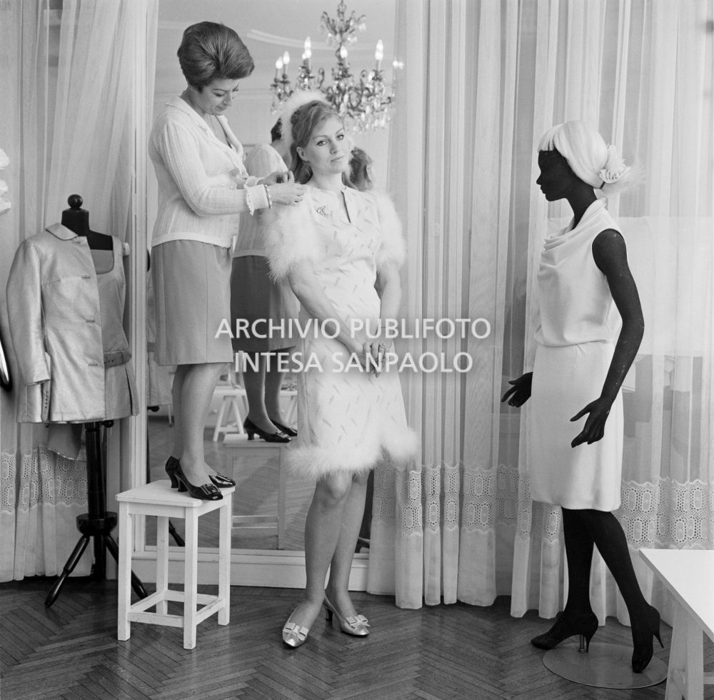 Anna German alla prova abiti in compagnia della stilista Eva Sabbatini presso il suo atelier<br>727771/26