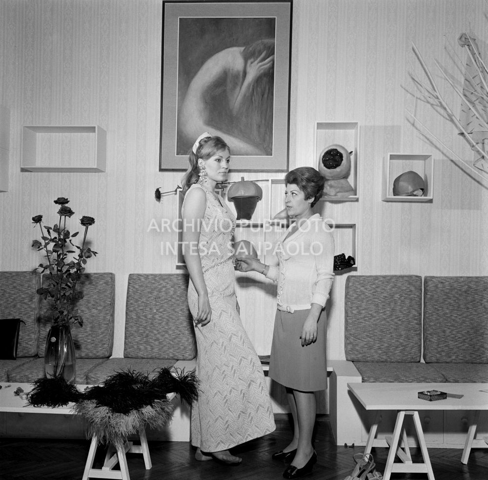 Anna German alla prova abiti in compagnia della stilista Eva Sabbatini presso il suo atelier<br>727771/27