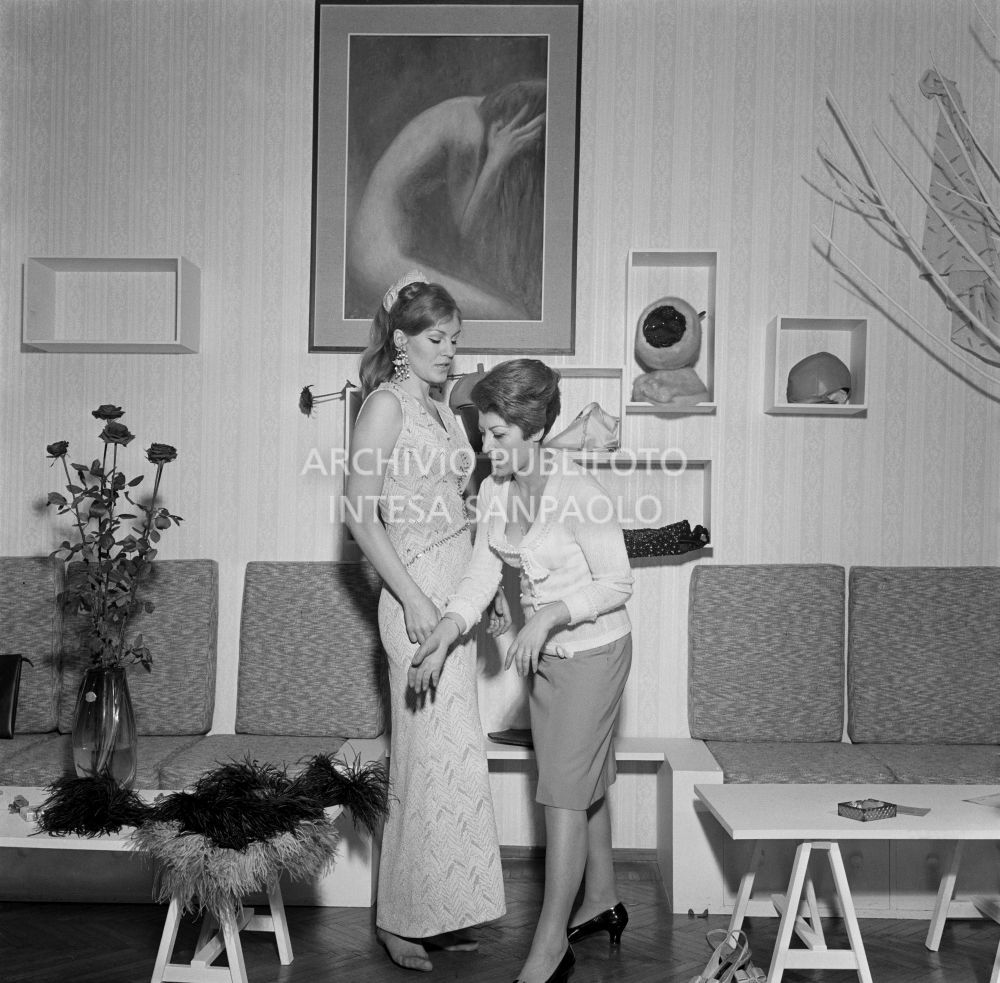 Anna German alla prova abiti in compagnia della stilista Eva Sabbatini presso il suo atelier<br>727771/28