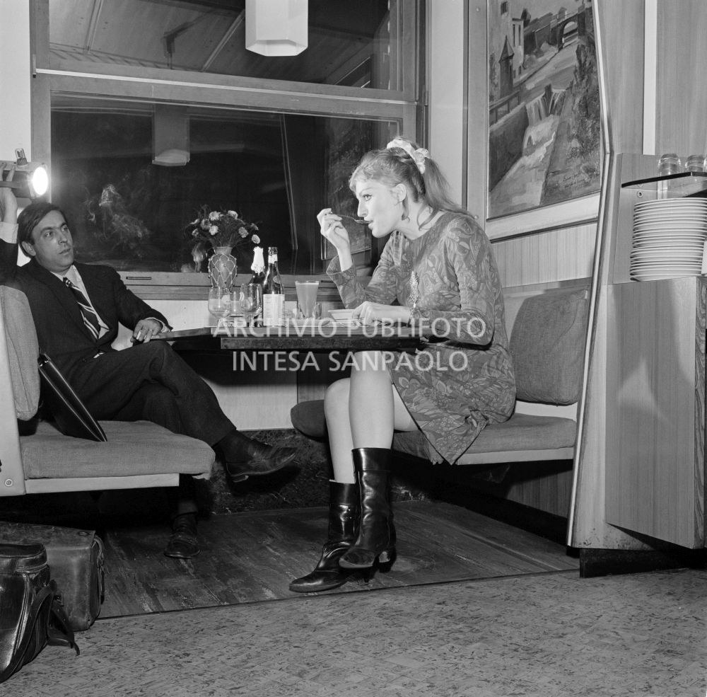 Anna German mangia al ristorante in compagnia di un accompagnatore<br>727771/29