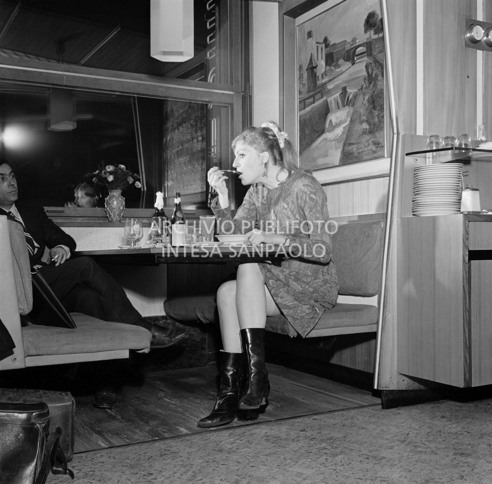 Anna German mangia al ristorante in compagnia di un accompagnatore<br>727771/32