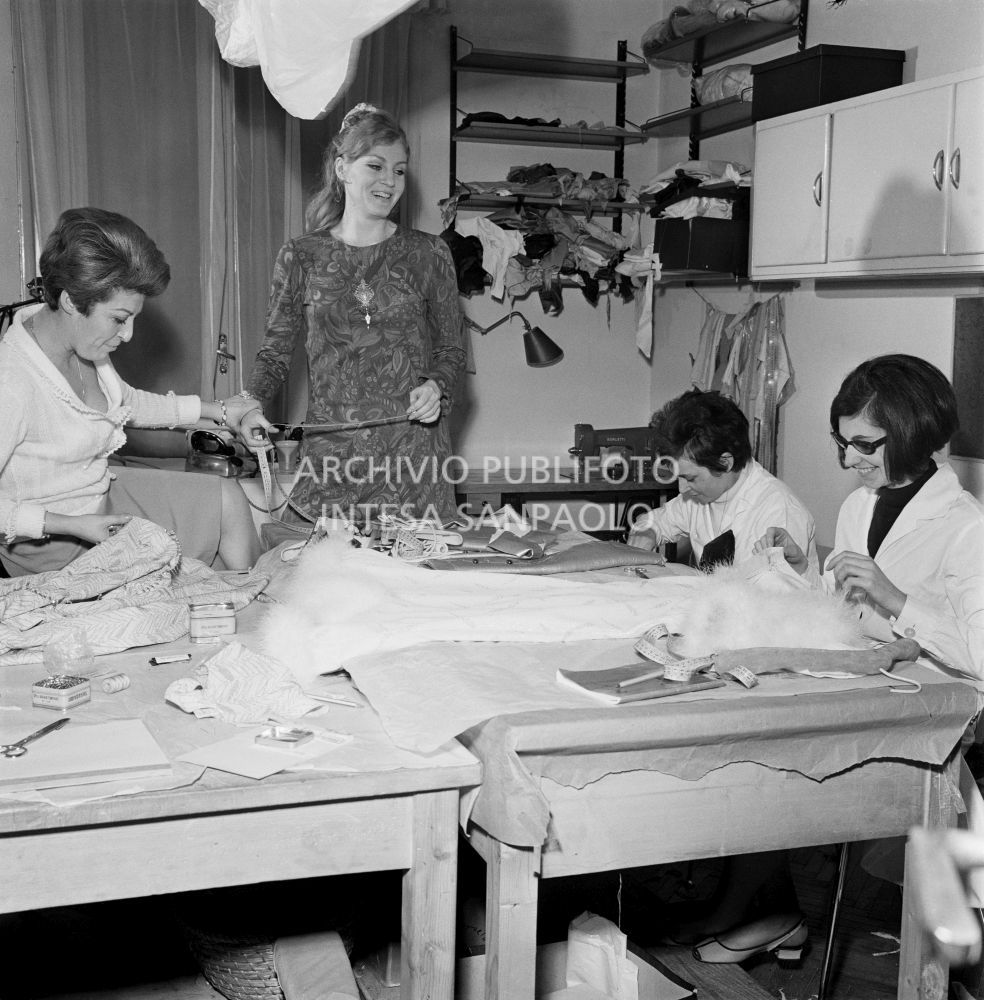 Anna German in compagnia della stilista Eva Sabbatini e delle sarte dell'atelier<br>727771/35