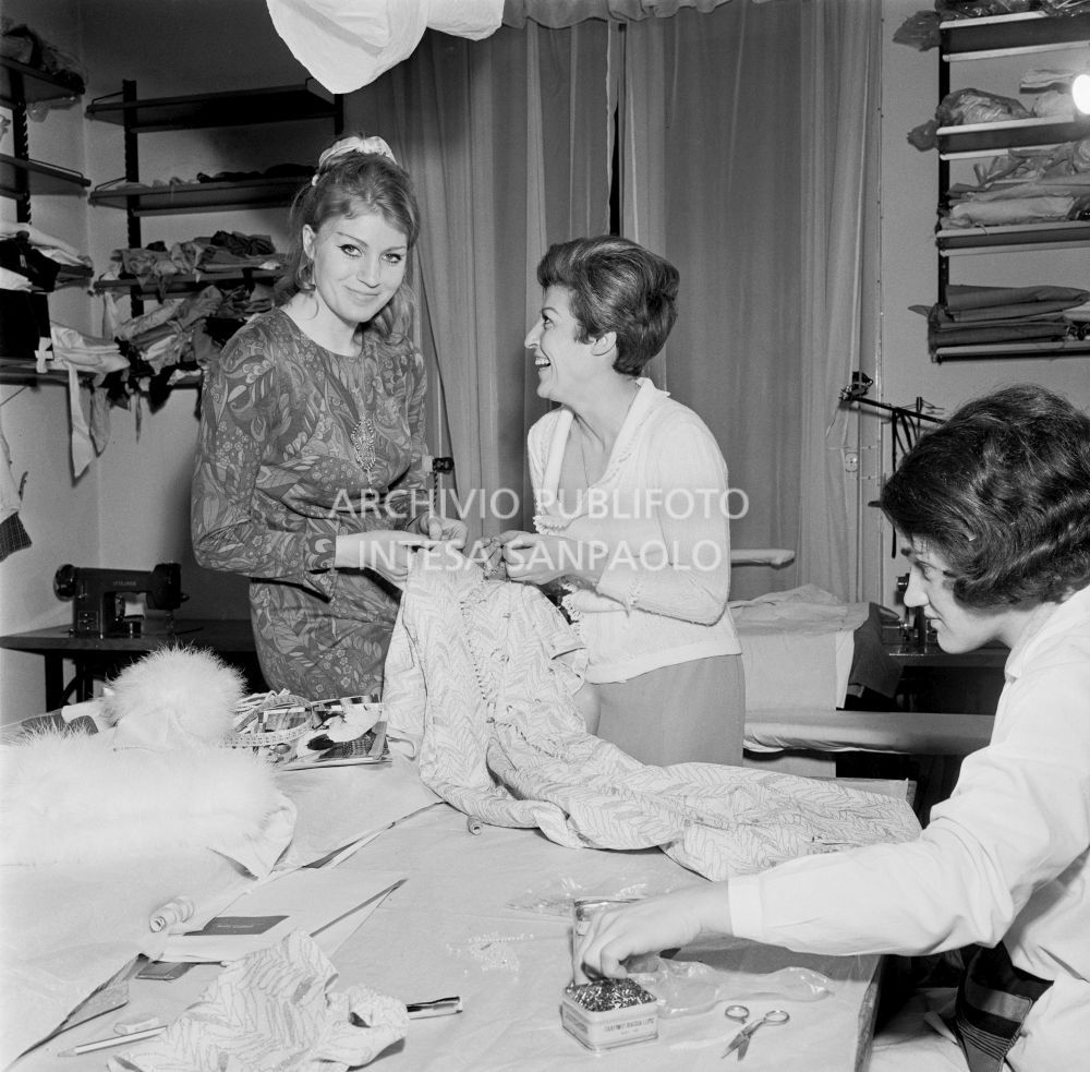 Anna German in compagnia della stilista Eva Sabbatini e delle sarte dell'atelier<br>727771/37