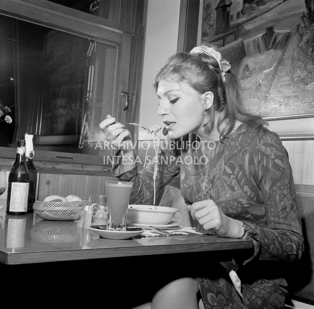 Anna German mangia gli spaghetti al ristorante<br>727771/38