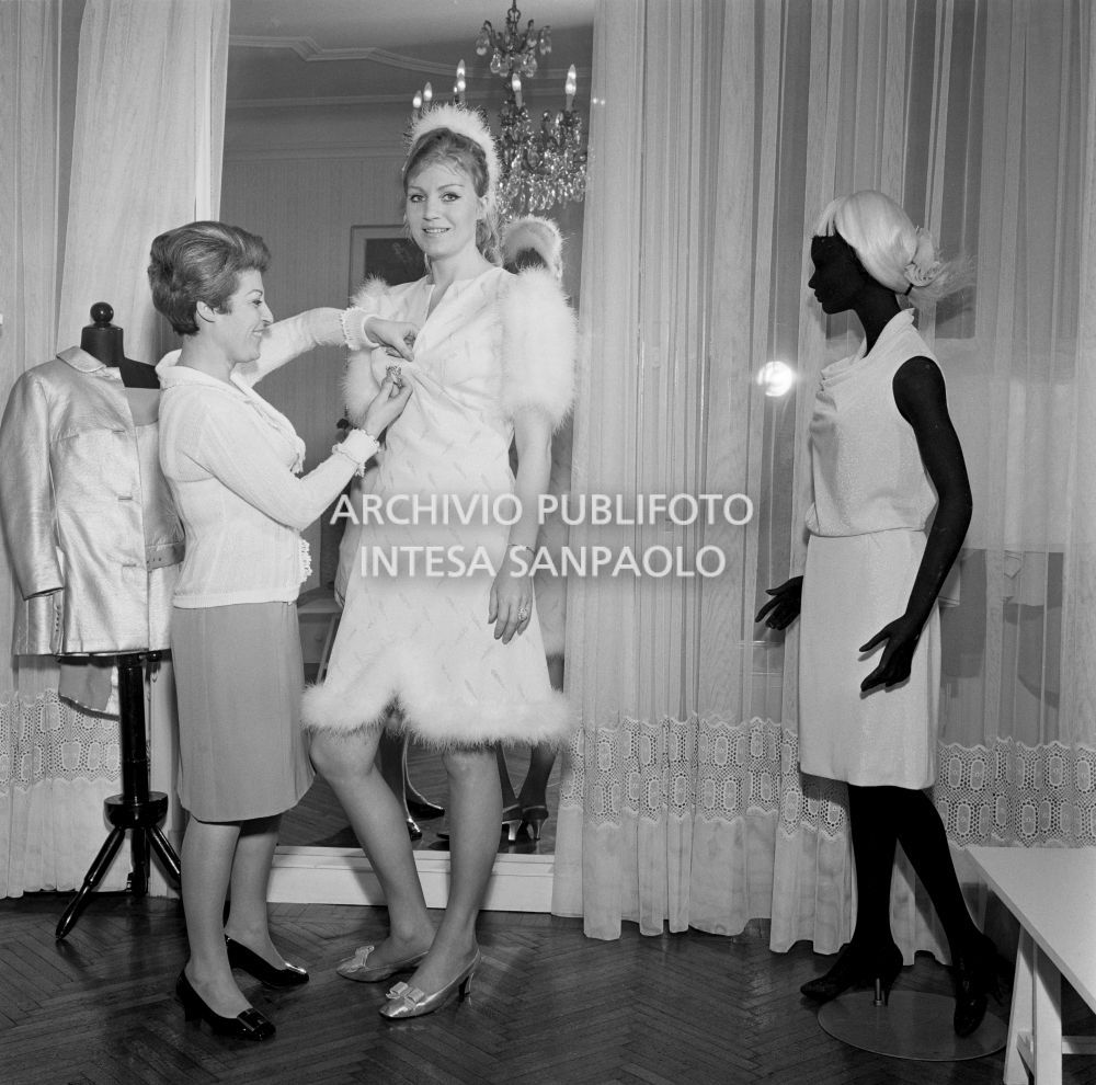 Anna German alla prova abiti in compagnia della stilista Eva Sabbatini presso il suo atelier<br>727771/43