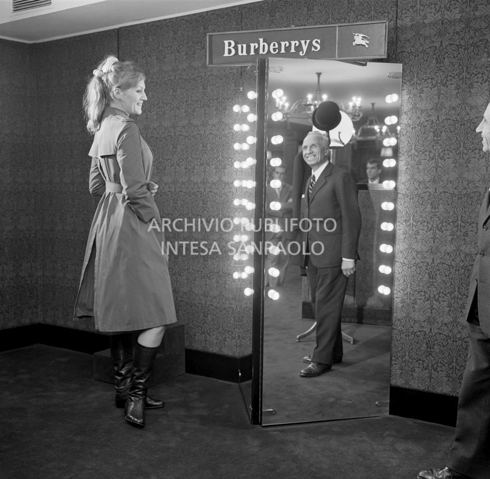 Anna German si specchia al negozio Burberrys' con indosso un trench<br>727771/45