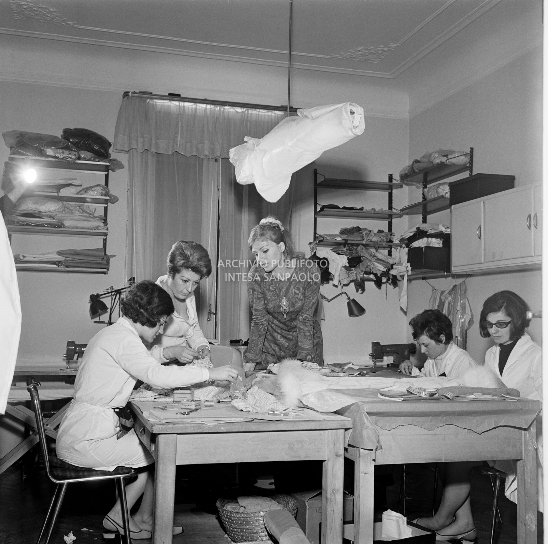 Anna German in compagnia della stilista Eva Sabbatini e delle sarte dell'atelier<br>727771/48