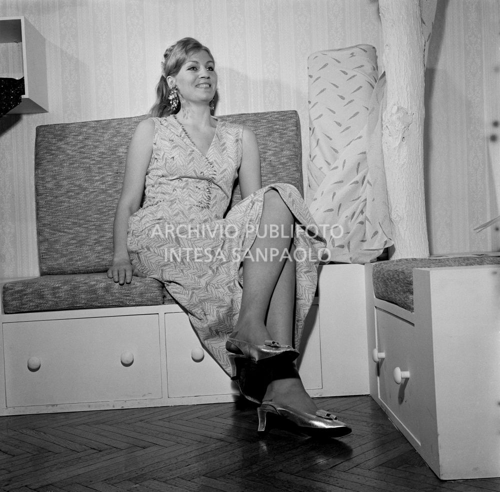 Anna German ritratta con indosso un abito della stilista Eva Sabbatini<br>727771/49