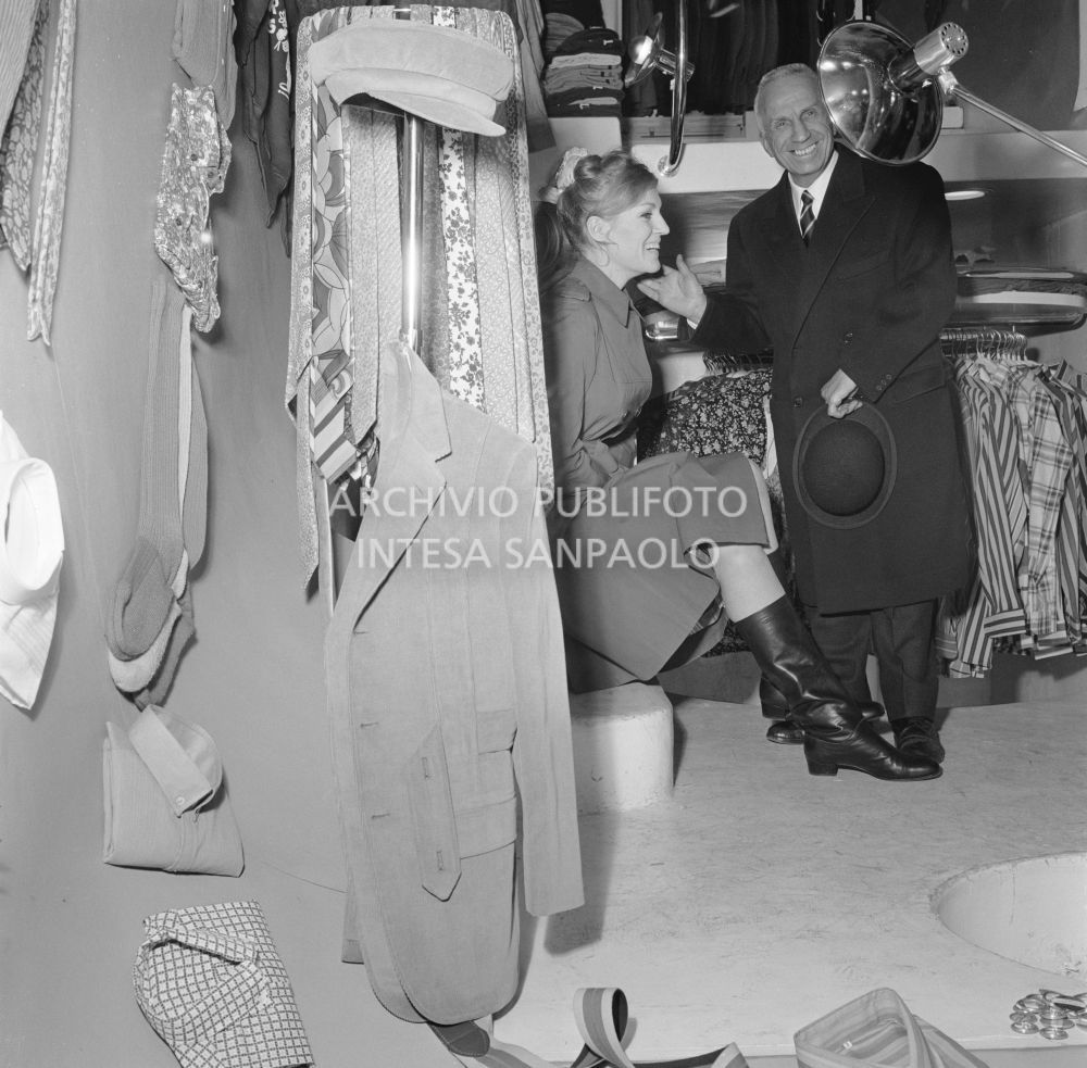 Anna German ride in compagnia di un uomo<br>727771/50