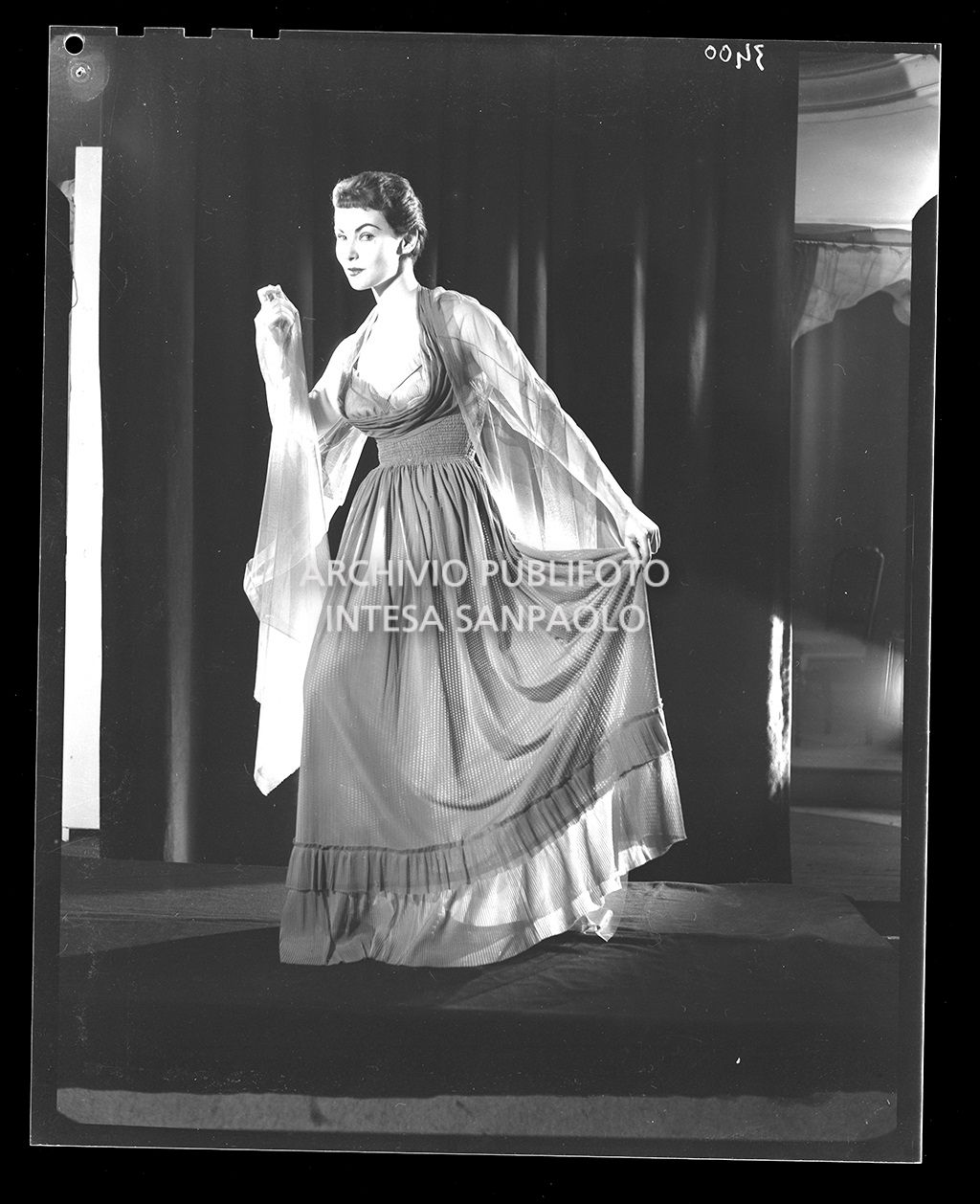 Abito lungo con drappeggio sul seno<br>3400