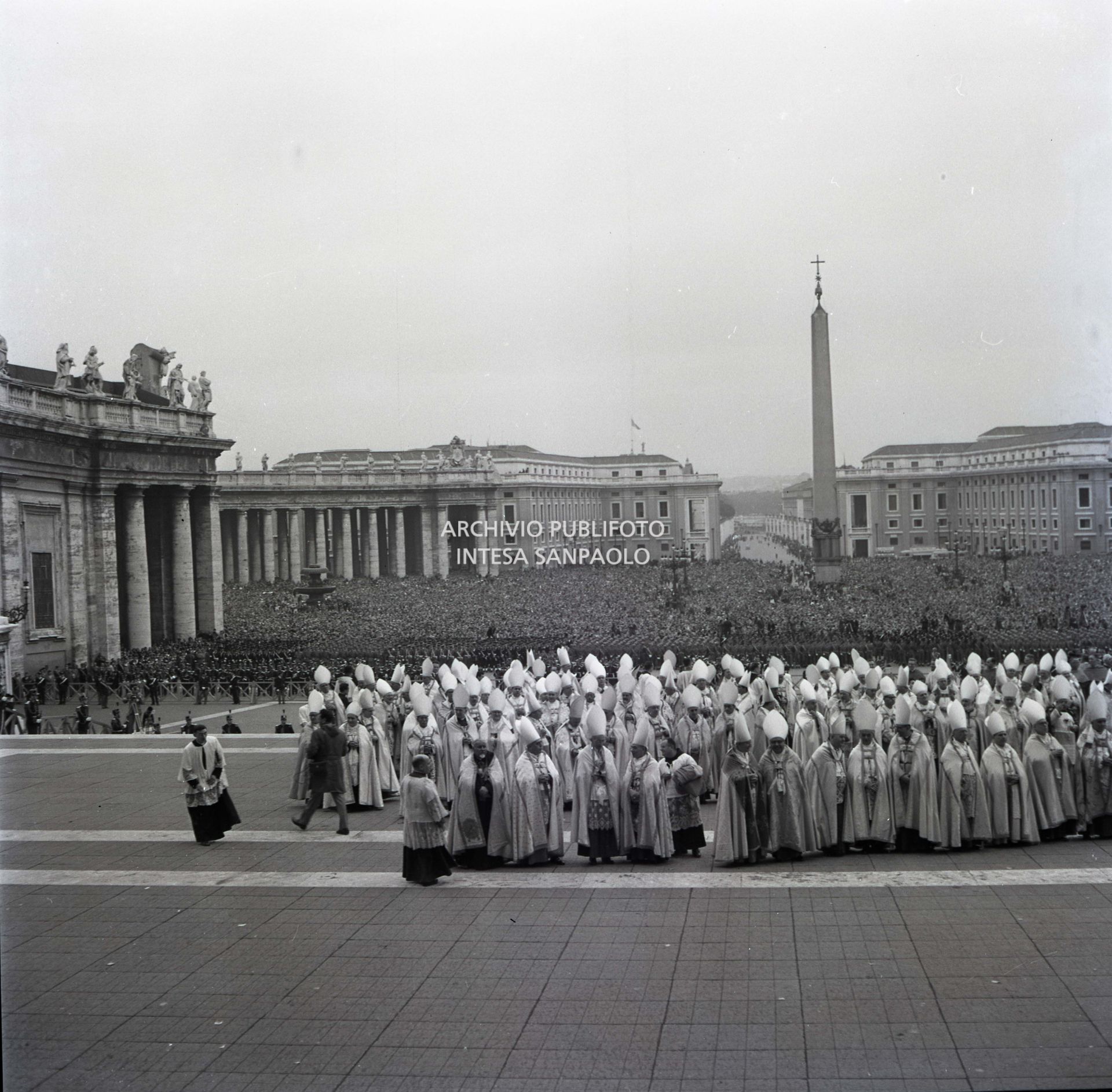Attesa della proclamazione del nuovo papa Giovanni XXIII in piazza San Pietro, Città del Vaticano