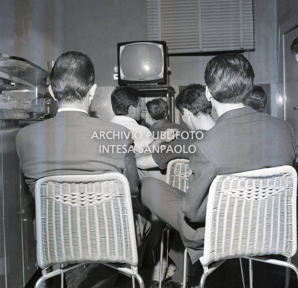 Visione collettiva, in un bar a Milano, di immagini via satellite "Telestar I"