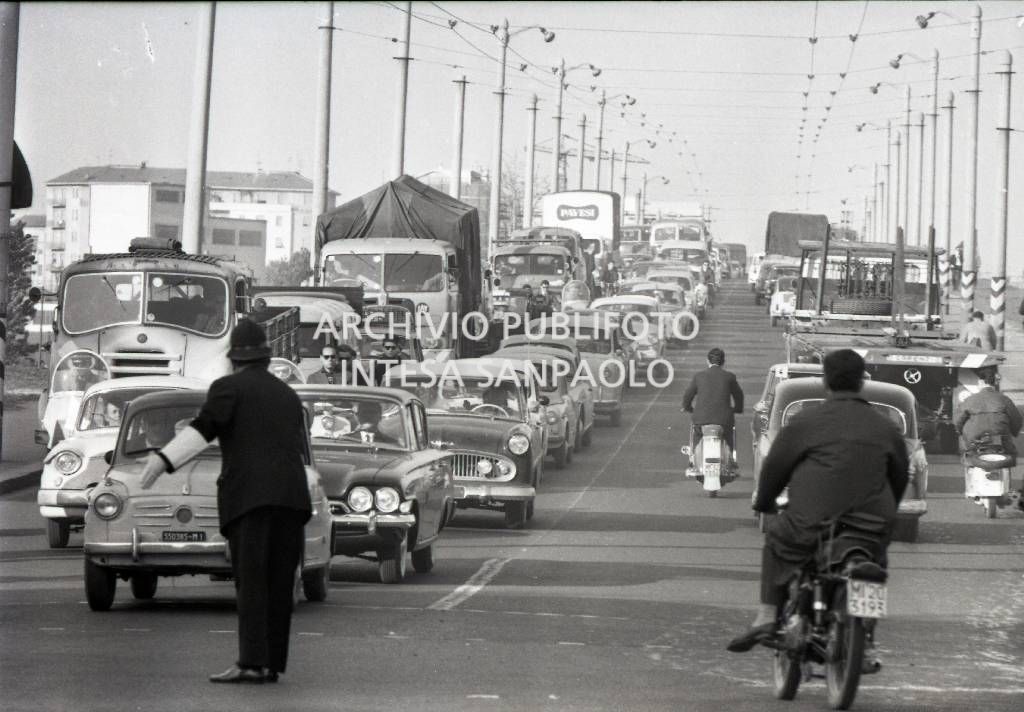 Un vigile dirige il traffico, sul cavalcavia Bacula, noto anche come "ponte della Ghisolfa", a Milano