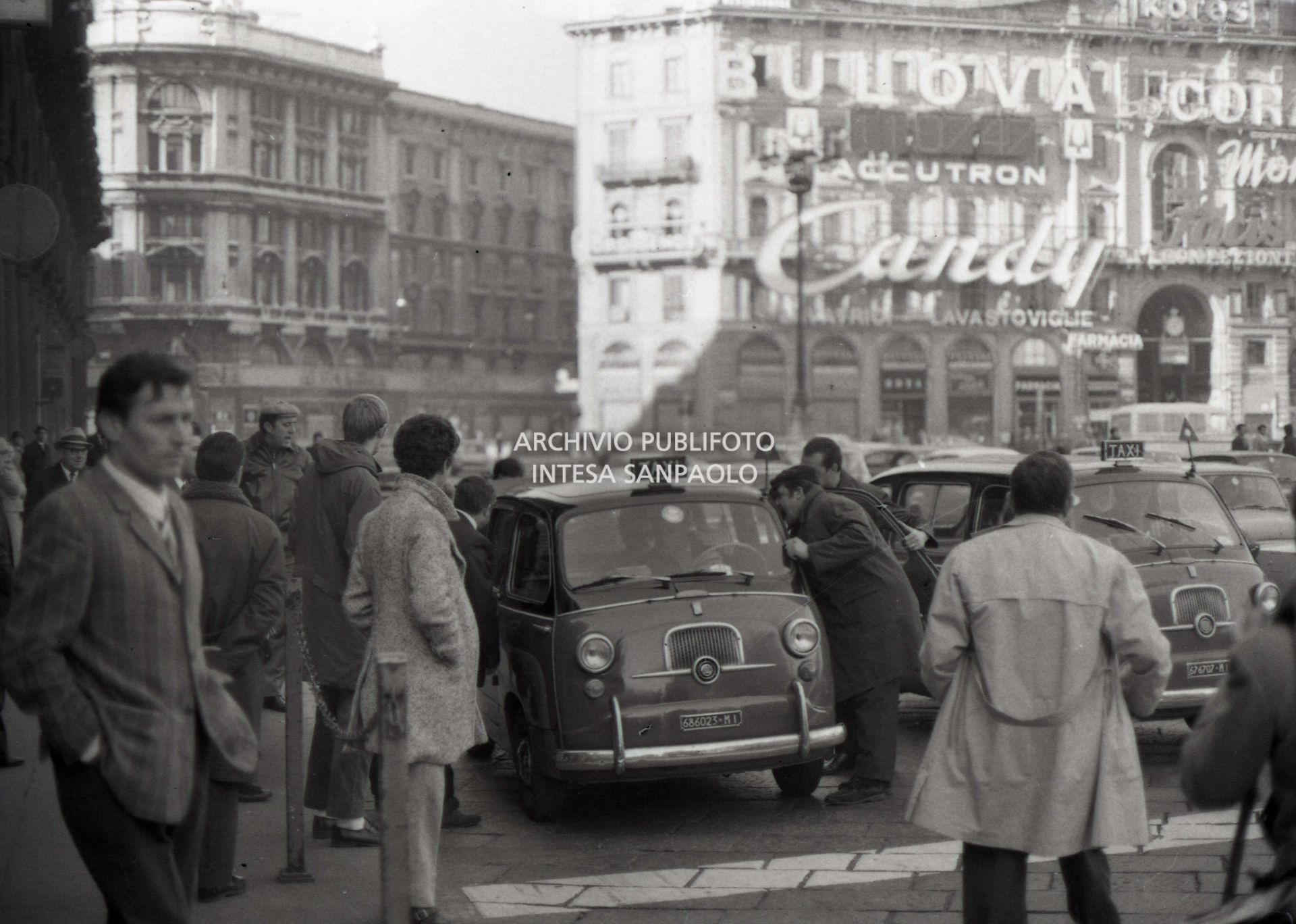 Traffico in piazza del Duomo nel giorno dello sciopero generale per il caro casa