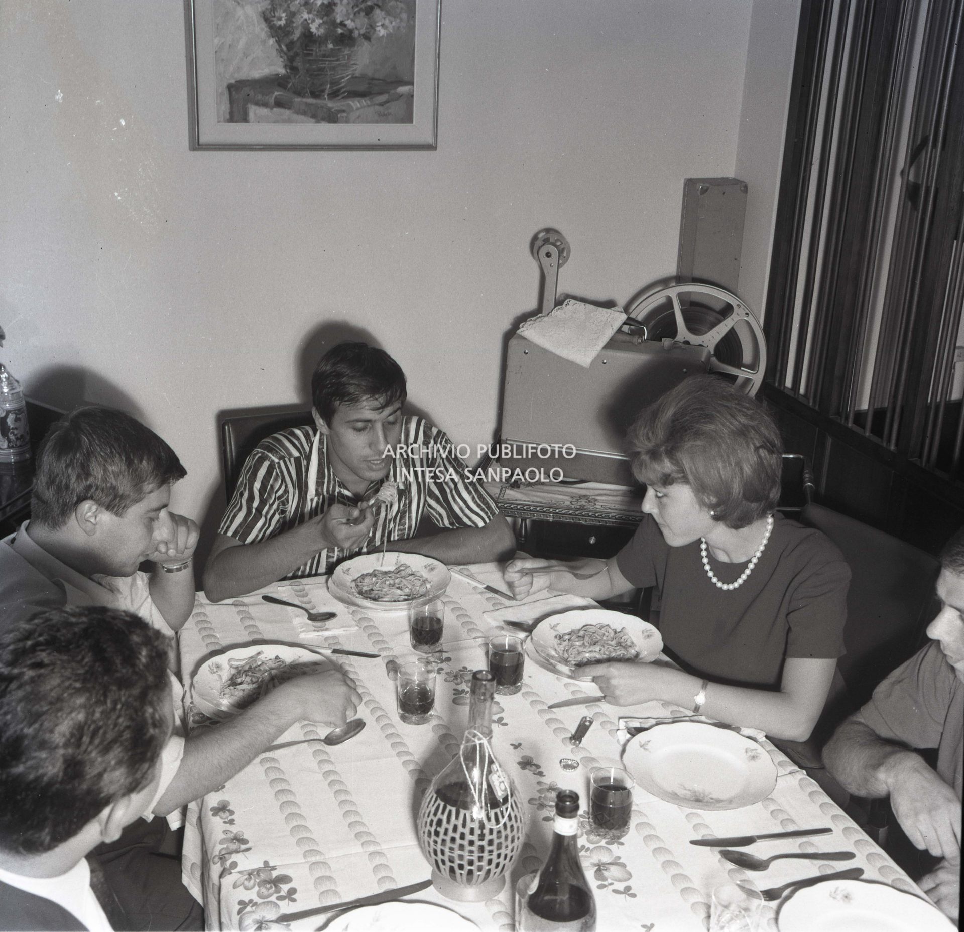 Adriano Celentano con Claudia Mori e altre persone nella loro casa di via Zuretti a Milano