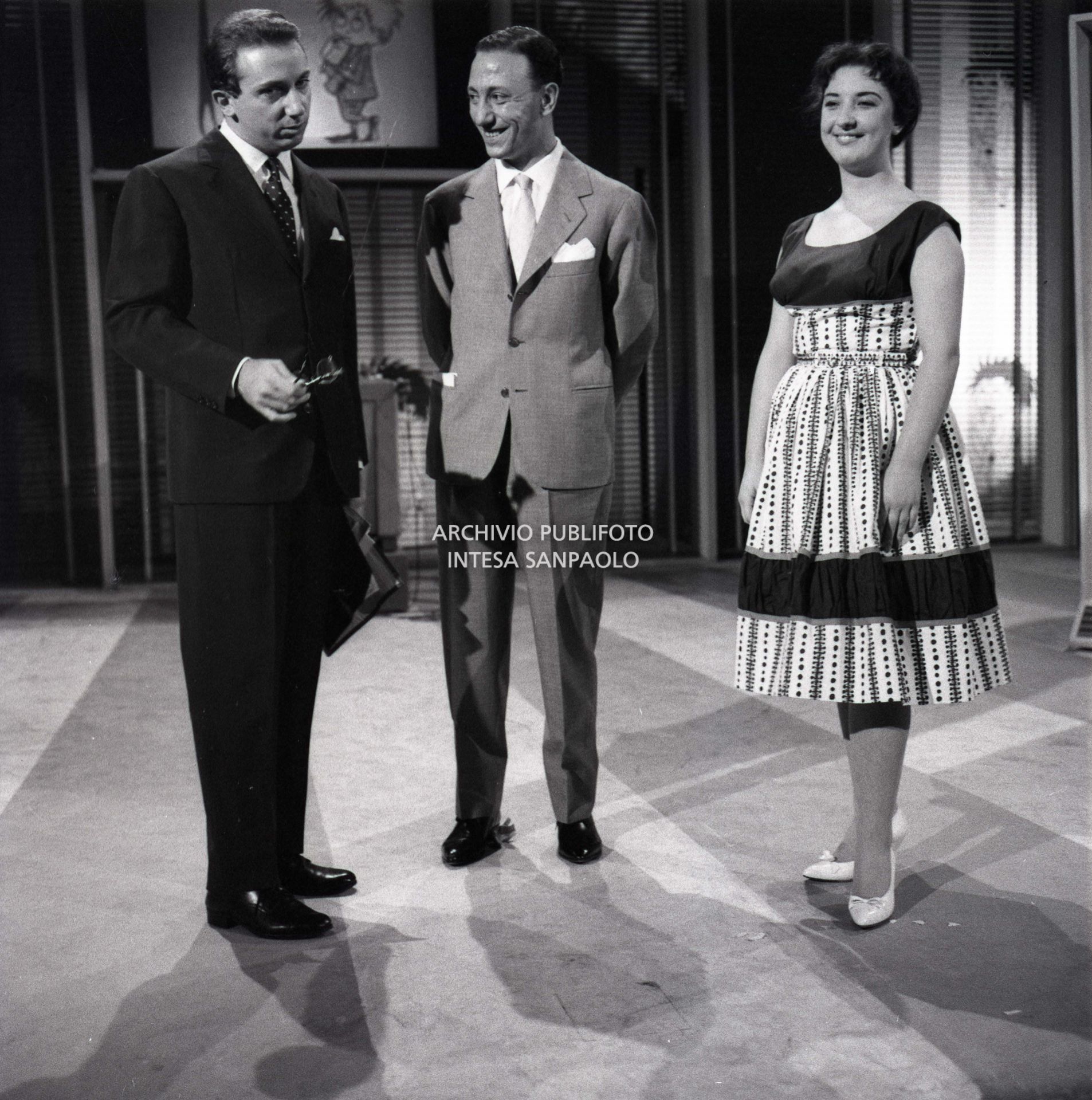 Mike Bongiorno conduce la trasmissione televisiva "Lascia o raddoppia?": l'ospite della serata è Renato Carosone qui ritratto con la signorina Fulvia Vedovelli