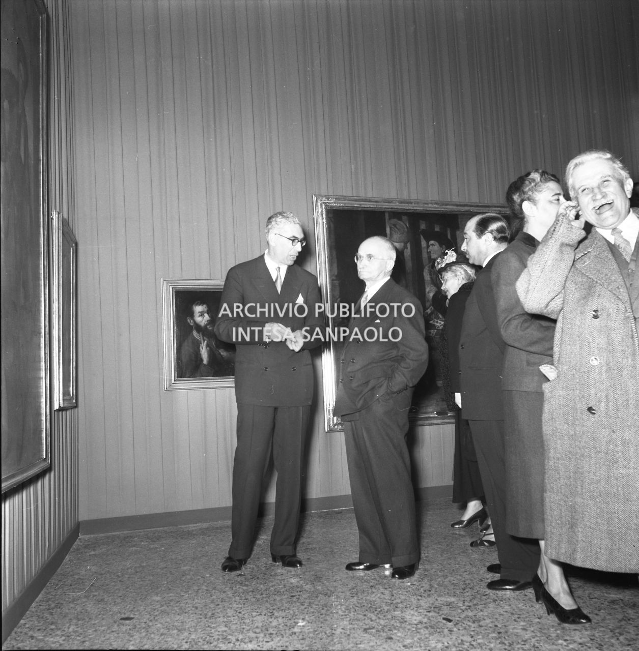 Il presidente della Repubblica Luigi Einaudi visita la mostra "Pittori della realtà in Lombardia", accompagnato, tra gli altri, da Gian Alberto Dell'Acqua, a Palazzo Reale a Milano<br>162116