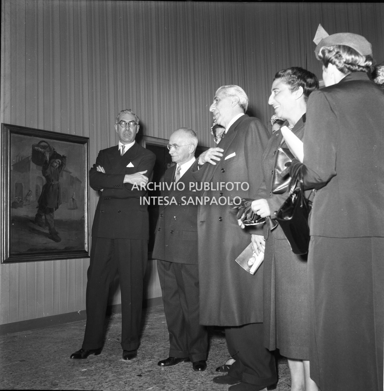 Il presidente della Repubblica Luigi Einaudi visita la mostra "Pittori della realtà in Lombardia", accompagnato, tra gli altri, da Gian Alberto Dell'Acqua (a sinistra), e da Roberto Longhi (a destra), a Palazzo Reale a Milano<br>162118