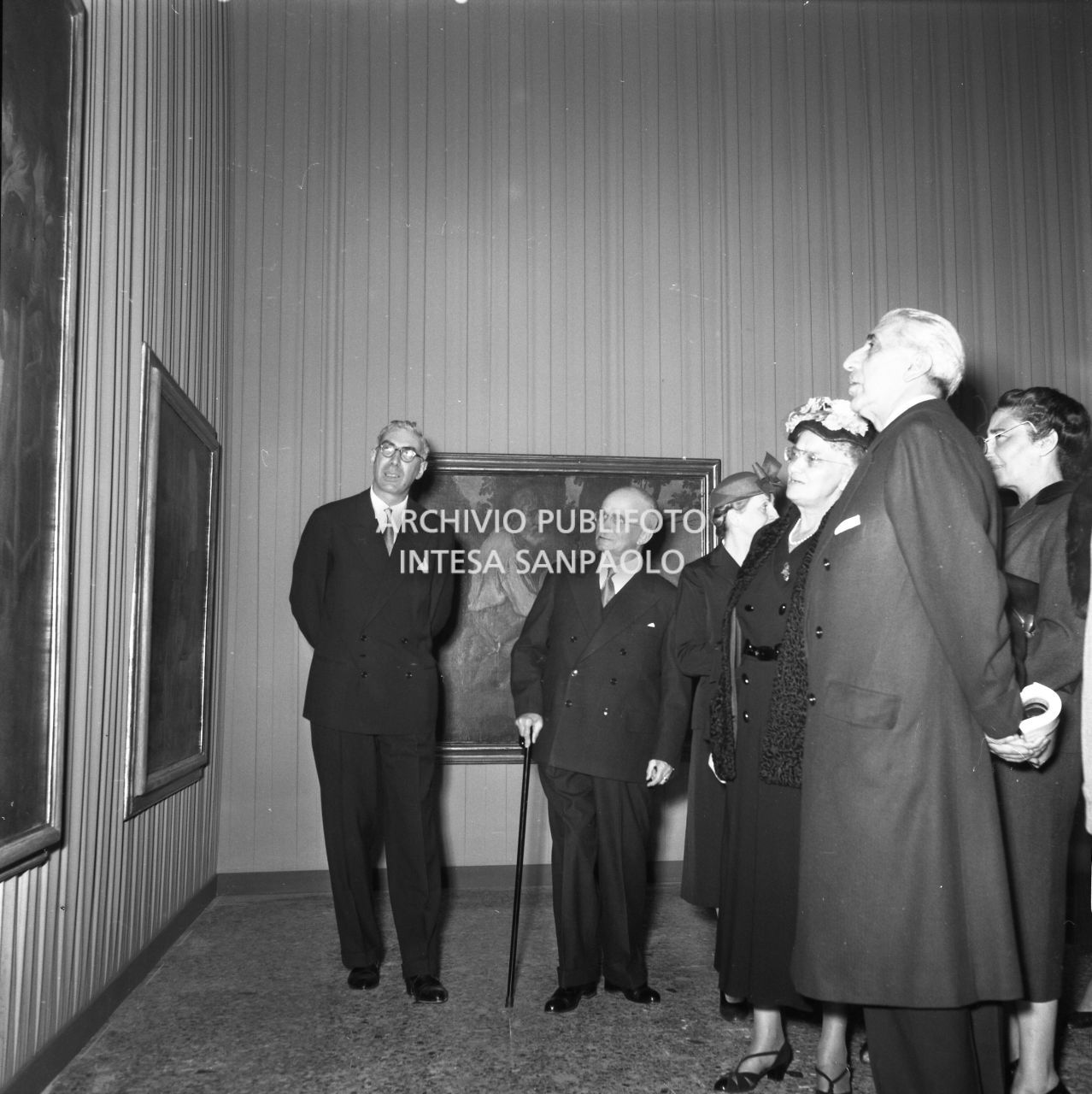 Il presidente della Repubblica Luigi Einaudi visita la mostra "Pittori della realtà in Lombardia", accompagnato, tra gli altri, da Gian Alberto Dell'Acqua, a Palazzo Reale a Milano<br>162117