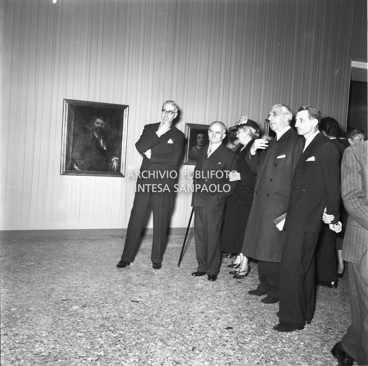 Il presidente della Repubblica Luigi Einaudi visita la mostra "Pittori della realtà in Lombardia", accompagnato, tra gli altri, da Gian Alberto Dell'Acqua (a sinistra), e (da destra) da Costantino Baroni e Roberto Longhi, a Palazzo Reale a Milano<br>162119