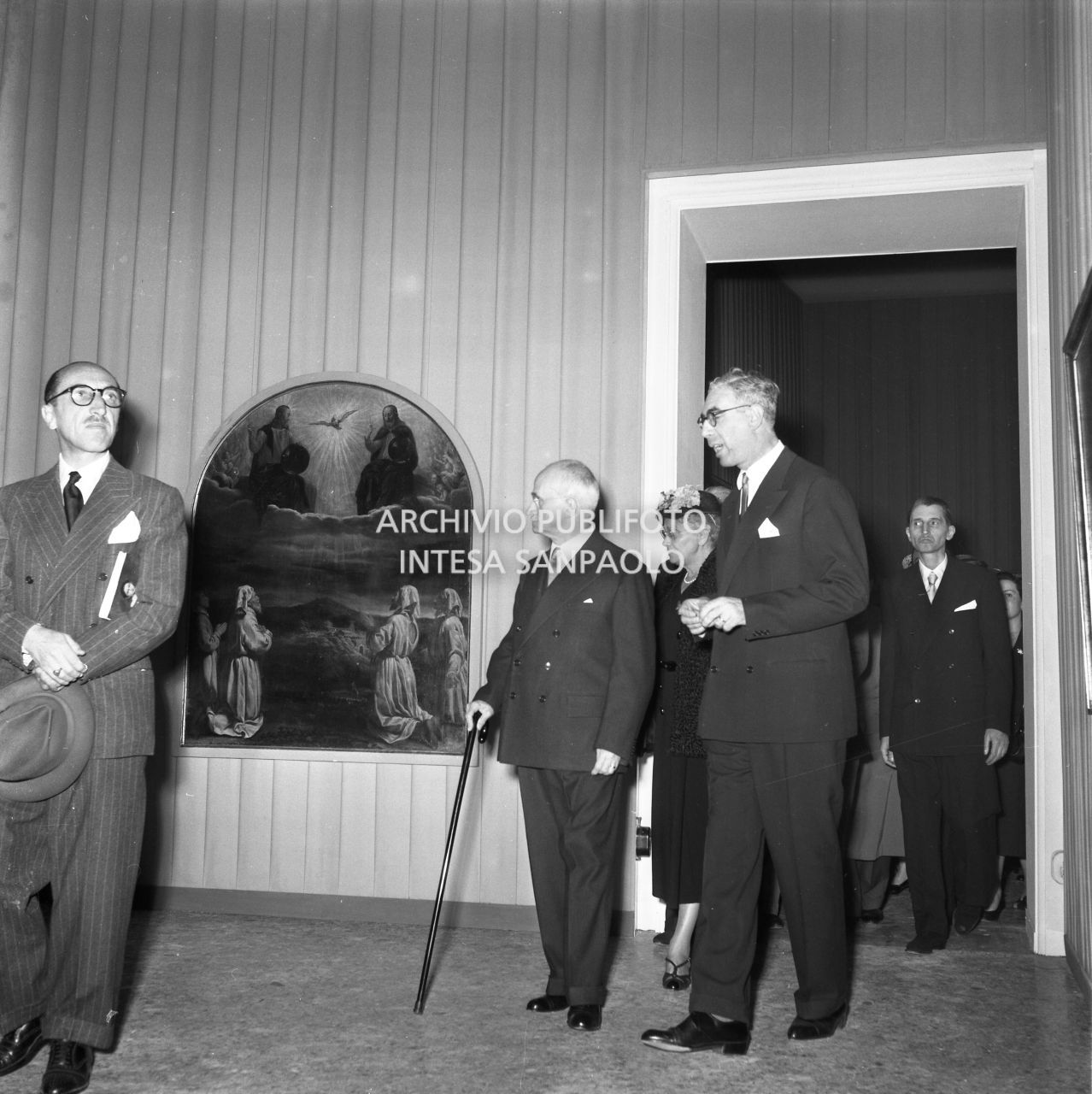 Il presidente della Repubblica Luigi Einaudi visita la mostra "Pittori della realtà in Lombardia", accompagnato, tra gli altri, da Gian Alberto Dell'Acqua, a Palazzo Reale a Milano<br>162120