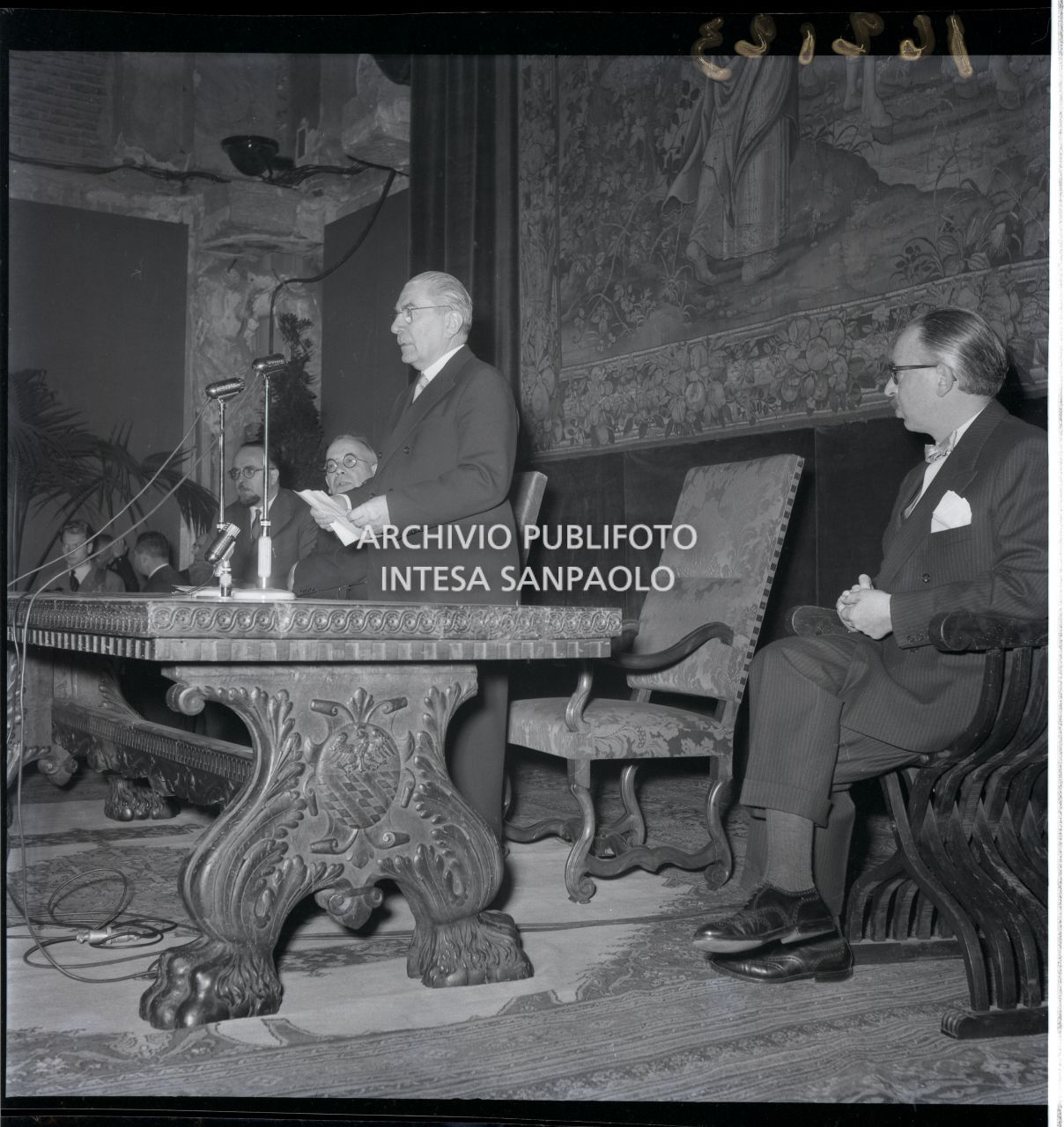 Il sindaco di Milano Virgilio Ferrari pronuncia il suo saluto in occasione dell'inaugurazione della mostra "Pittori della realtà in Lombardia" a Palazzo Reale a Milano<br>162123