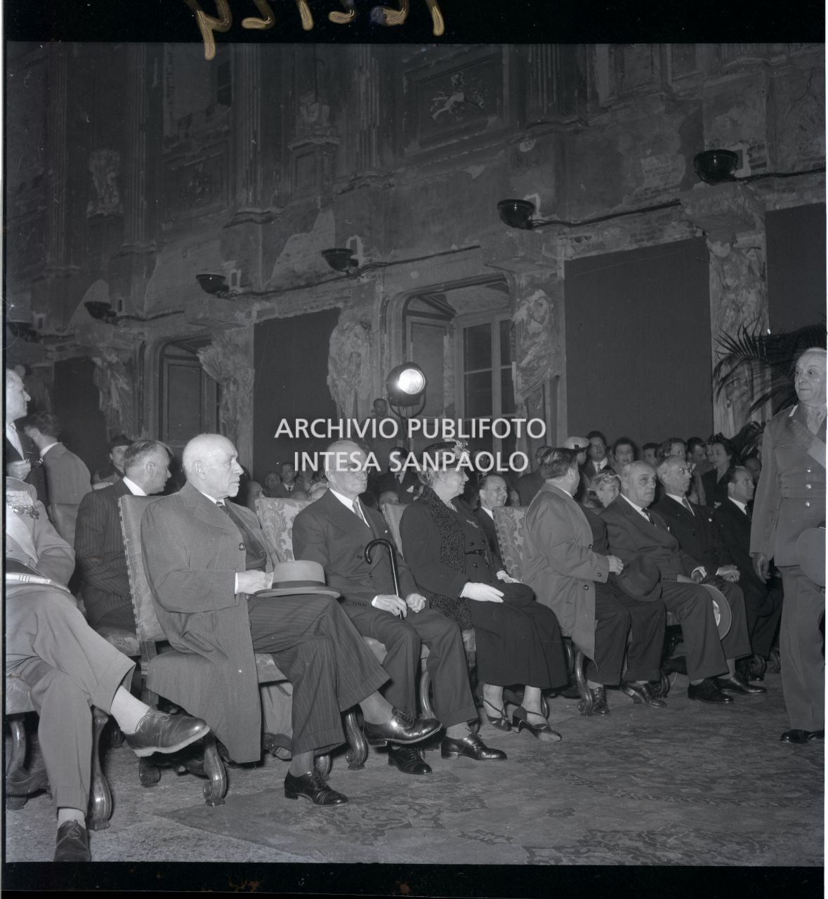 Il presidente della Repubblica Luigi Einaudi, accomodato a fianco alla moglie Ida Pellegrini, nella sala delle Cariatidi a Palazzo Reale a Milano, presenzia alla inaugurazione della mostra "Pittori della realtà in Lombardia"<br>162124
