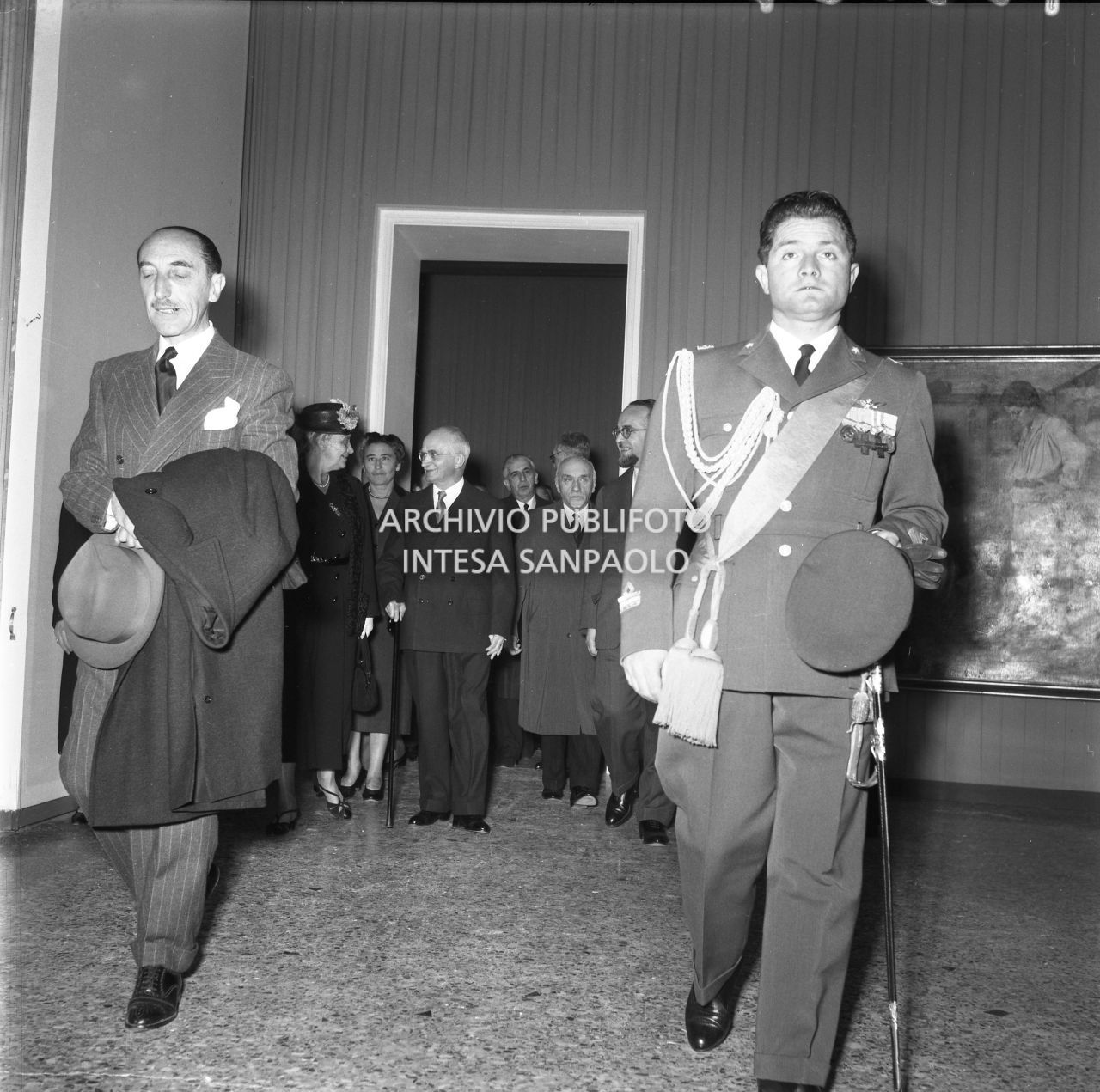 Il presidente della Repubblica Luigi Einaudi, in compagnia tra gli altri della moglie Ida Pellegrini visita la mostra "Pittori della realtà in Lombardia" a Palazzo Reale a Milano<br>162126