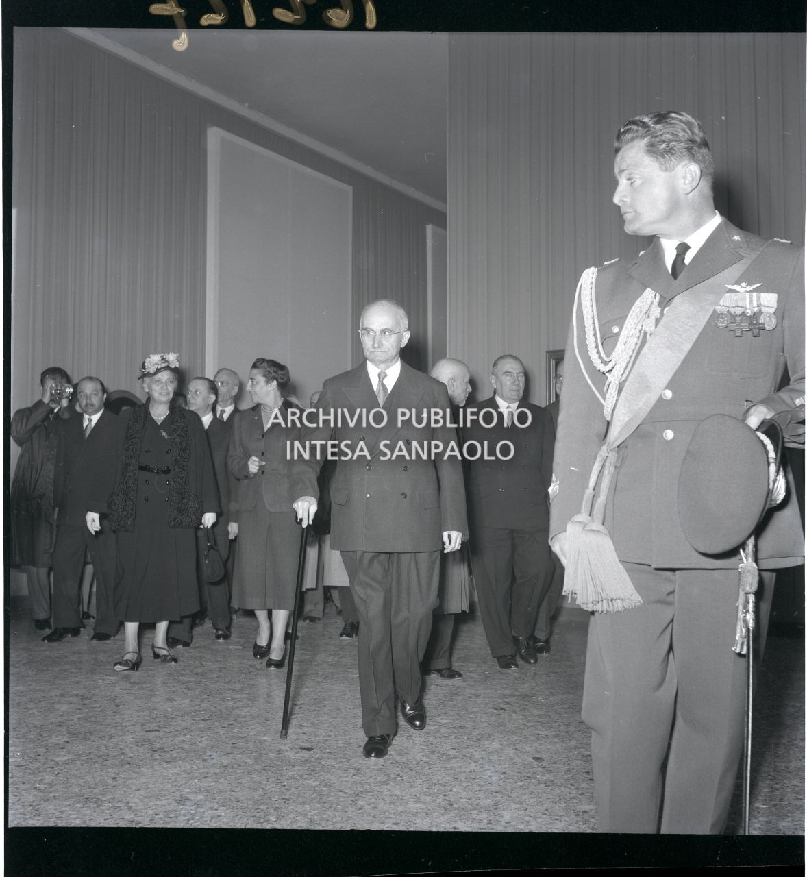 Il presidente della Repubblica Luigi Einaudi visita la mostra "Pittori della realtà in Lombardia" a Palazzo Reale a Milano<br>162127