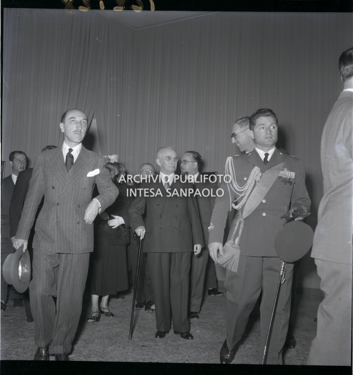 Il presidente della Repubblica Luigi Einaudi visita la mostra "Pittori della realtà in Lombardia", accompagnato, tra gli altri, da Gian Alberto Dell'Acqua, a Palazzo Reale a Milano<br>162128