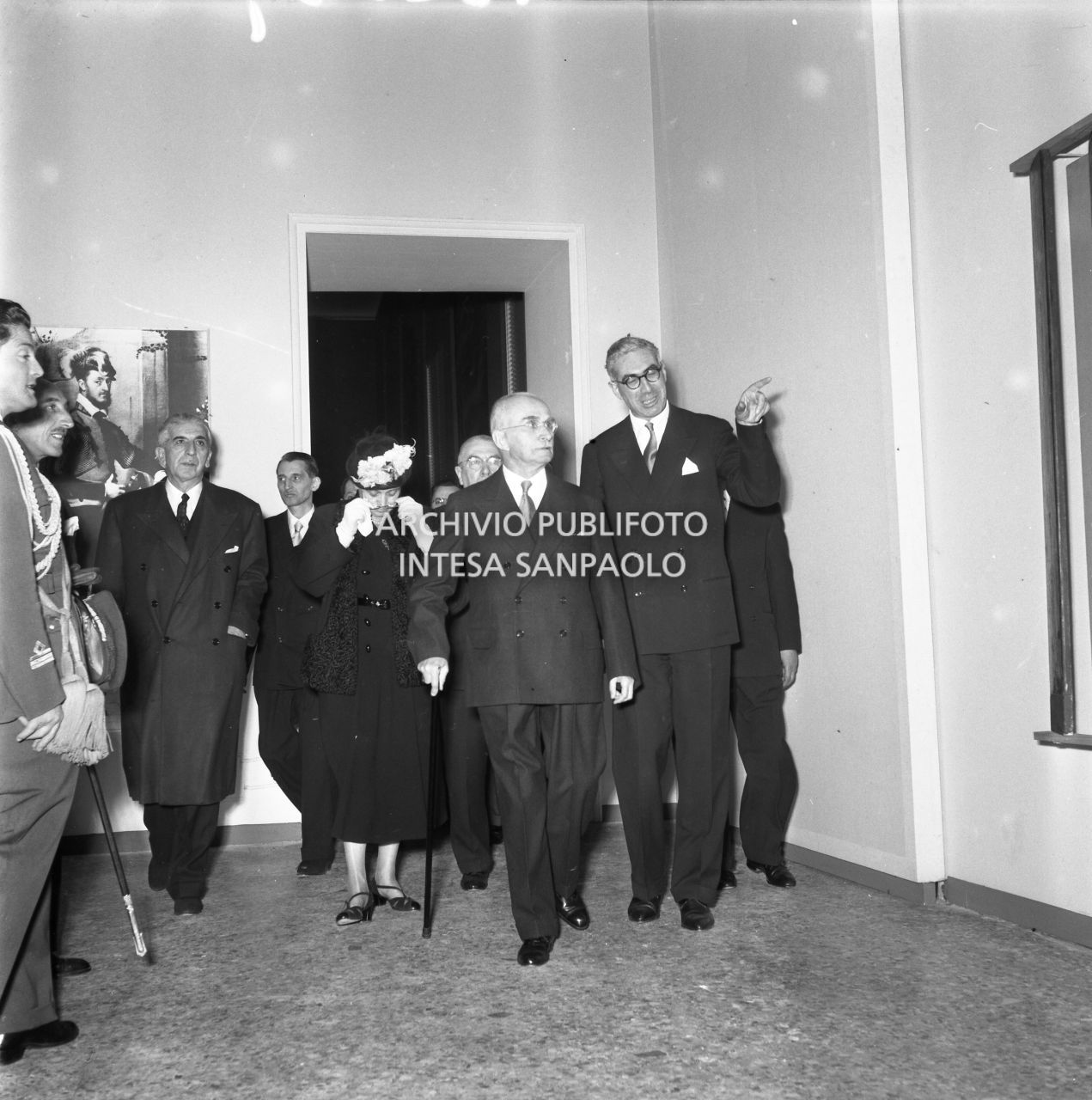 Il presidente della Repubblica Luigi Einaudi visita la mostra "Pittori della realtà in Lombardia", accompagnato, tra gli altri, da Gian Alberto Dell'Acqua, a Palazzo Reale a Milano<br>162129