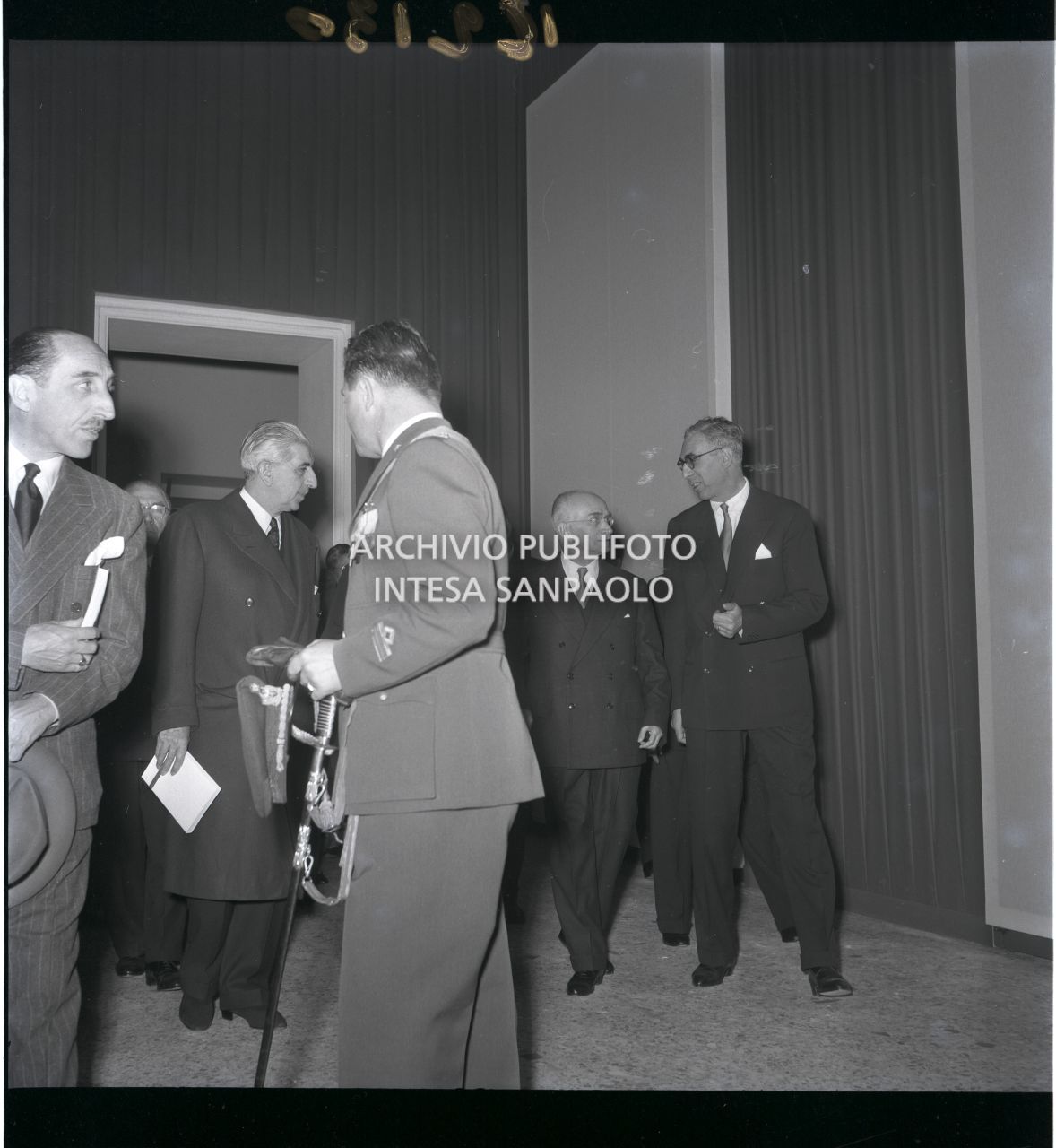 Il presidente della Repubblica Luigi Einaudi visita la mostra "Pittori della realtà in Lombardia", accompagnato, tra gli altri, da Gian Alberto Dell'Acqua, a Palazzo Reale a Milano<br>162130