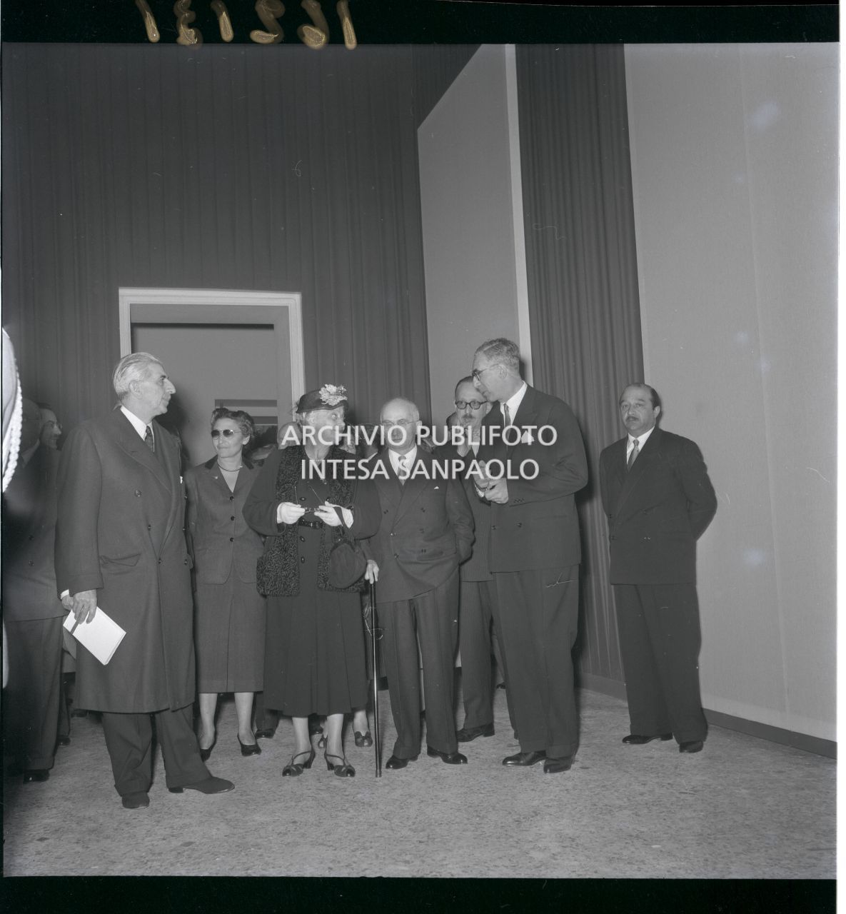 Il presidente della Repubblica Luigi Einaudi visita la mostra "Pittori della realtà in Lombardia" a Palazzo Reale a Milano, in compagnia, tra gli altri, (da sinistra) di Roberto Longhi, Ida Pellegrini, Gian Alberto Dell'Acqua<br>162131