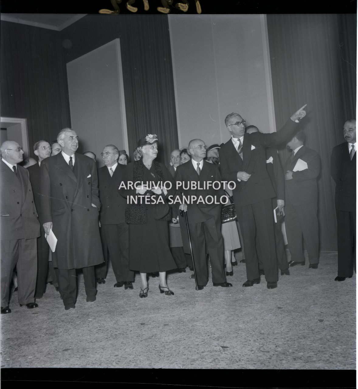 Il presidente della Repubblica Luigi Einaudi visita la mostra "Pittori della realtà in Lombardia" a Palazzo Reale a Milano, in compagnia, tra gli altri, (da sinistra) di Roberto Longhi, Ida Pellegrini, Gian Alberto Dell'Acqua<br>162132