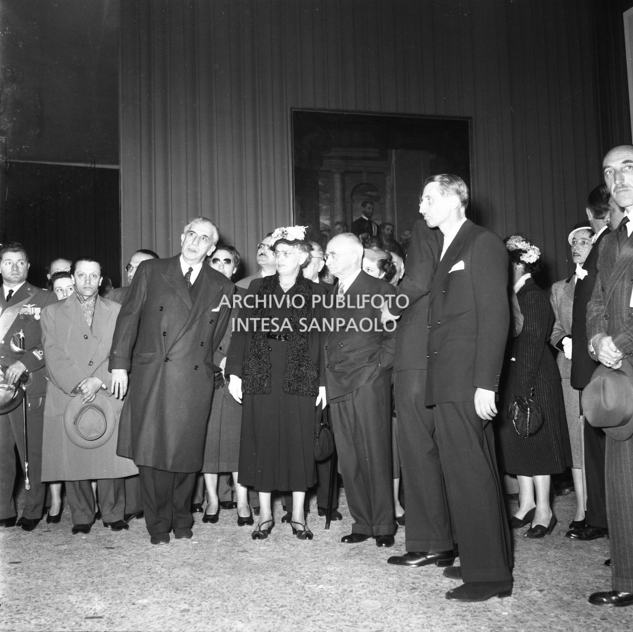 Il presidente della Repubblica Luigi Einaudi visita la mostra "Pittori della realtà in Lombardia" a Palazzo Reale a Milano, in compagnia, tra gli altri, (da sinistra) di Roberto Longhi, Ida Pellegrini, Gian Alberto Dell'Acqua e Costantino Baroni<br>162133