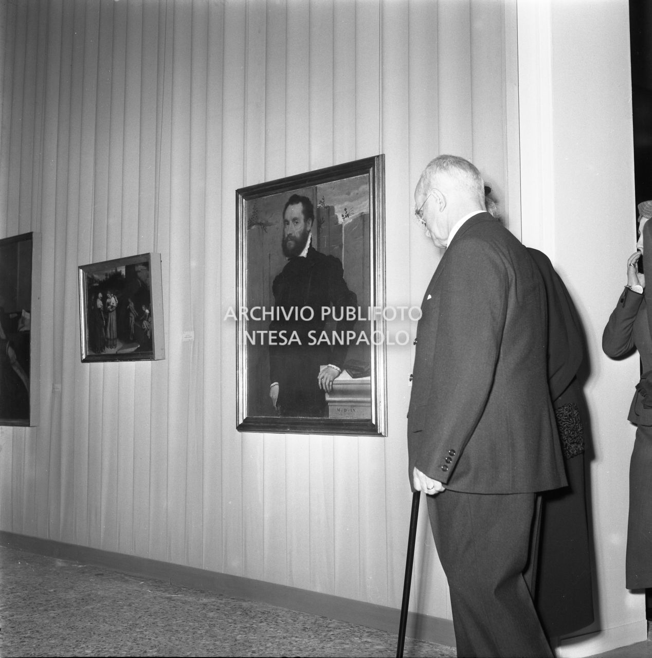 Il presidente della Repubblica Luigi Einaudi visita la mostra "Pittori della realtà in Lombardia" a Palazzo Reale a Milano<br>162134