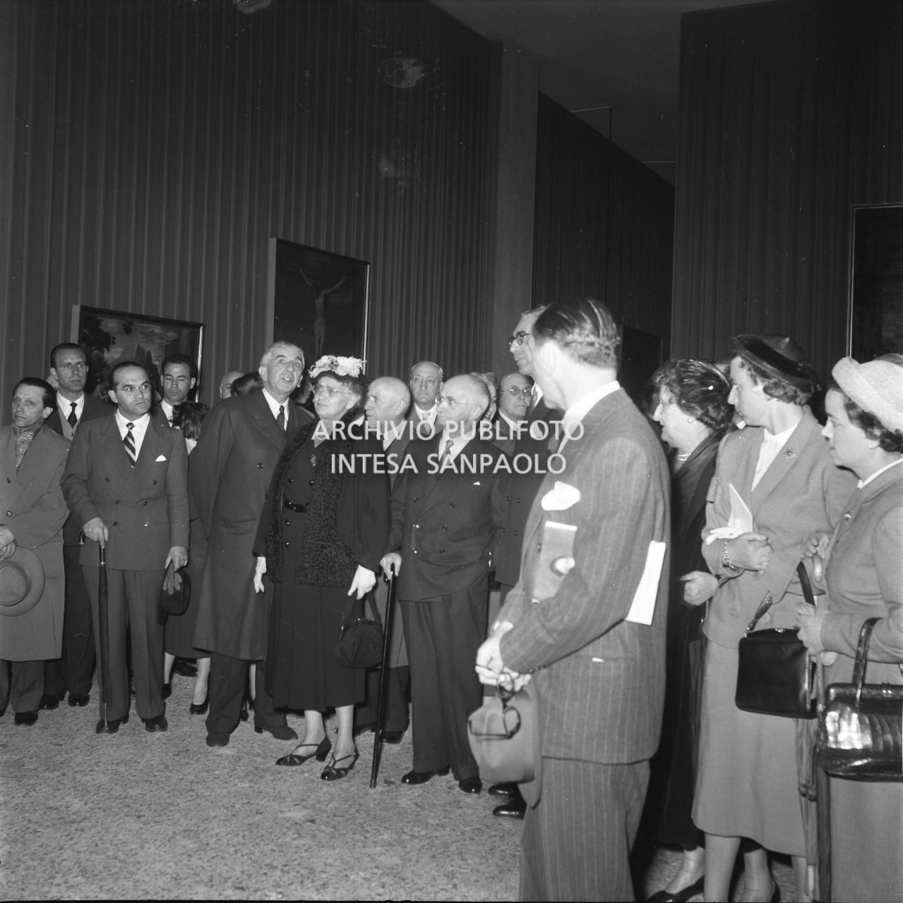 Il presidente della Repubblica Luigi Einaudi visita la mostra "Pittori della realtà in Lombardia" a Palazzo Reale a Milano; alla sua destra la moglie Ida Pellegrini<br>162135