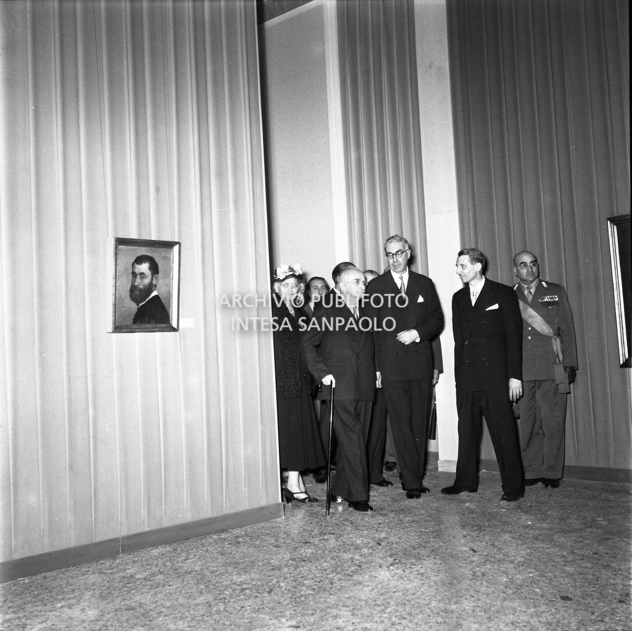 Il presidente della Repubblica Luigi Einaudi visita la mostra "Pittori della realtà in Lombardia" a Palazzo Reale a Milano, in compagnia, tra gli altri, (da destra) di Costantino Baroni e di Gian Alberto Dell'Acqua<br>162136