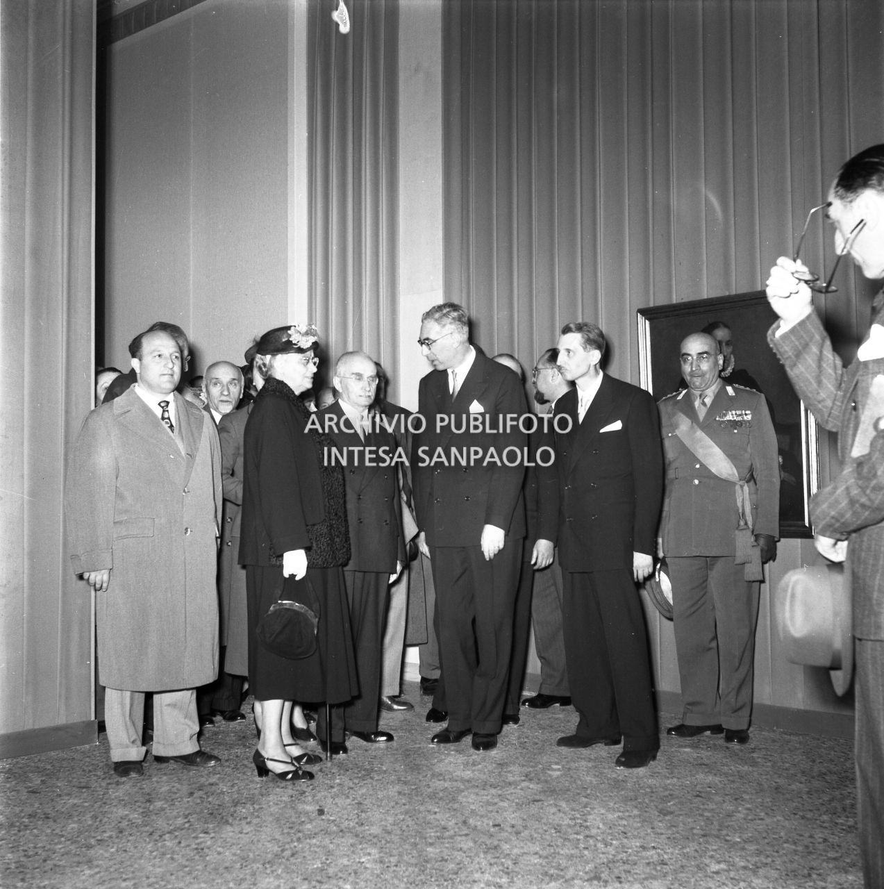 Il presidente della Repubblica Luigi Einaudi visita la mostra "Pittori della realtà in Lombardia" a Palazzo Reale a Milano, in compagnia, tra gli altri, (da destra) di Costantino Baroni e di Gian Alberto Dell'Acqua e della moglie Ida Pellegrini<br>162137