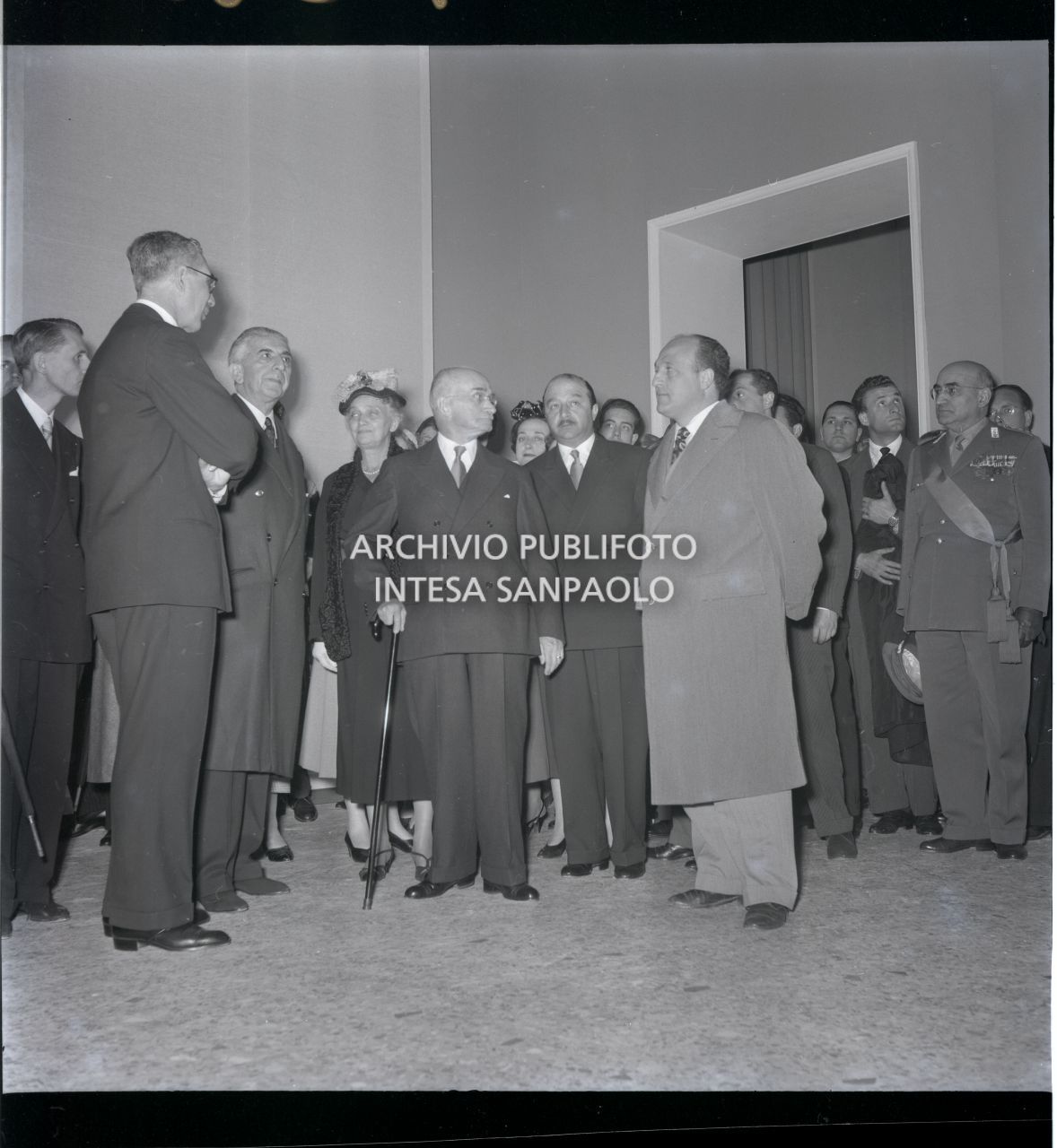 Il presidente della Repubblica Luigi Einaudi visita la mostra "Pittori della realtà in Lombardia" a Palazzo Reale a Milano<br>162138