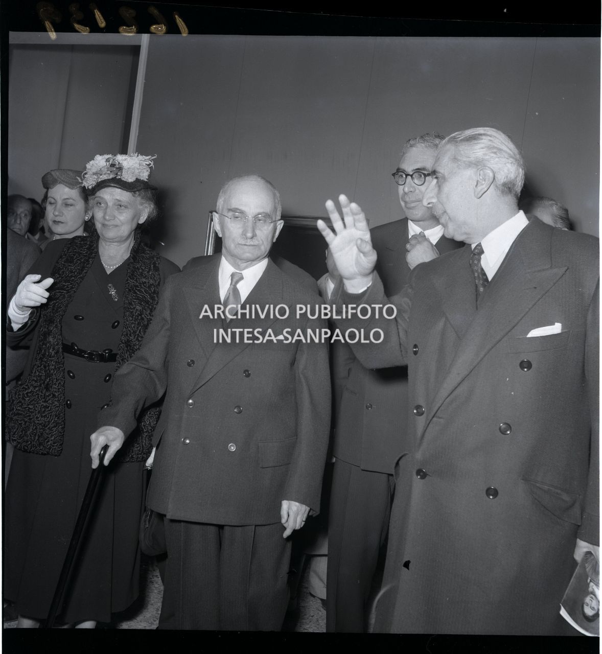 Il presidente della Repubblica Luigi Einaudi visita la mostra "Pittori della realtà in Lombardia" a Palazzo Reale a Milano, in compagnia, tra gli altri, (da destra) di Roberto Longhi, Gian Alberto Dell'Acqua e la moglie Ida Pellegrini<br>162139