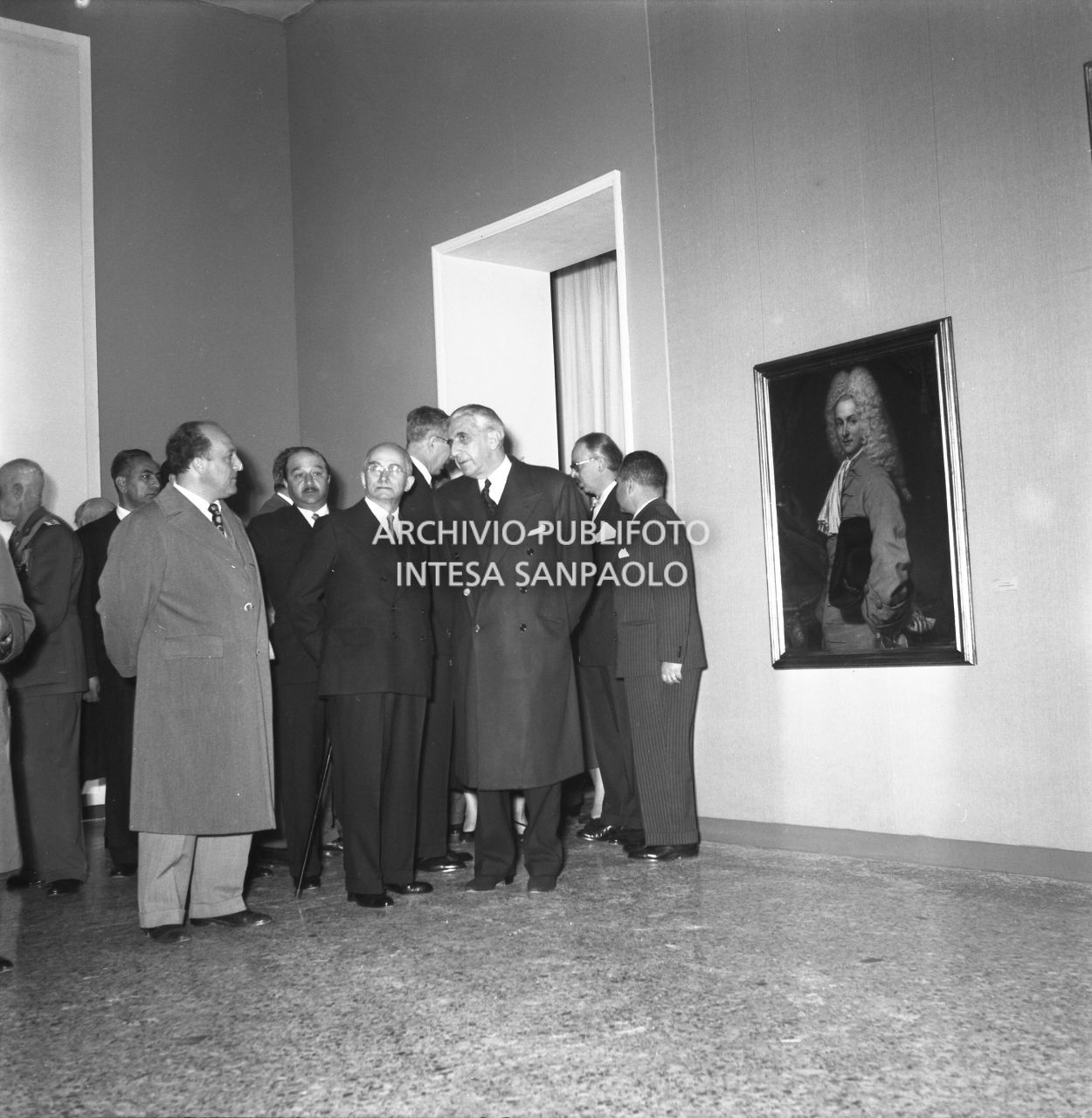 Il presidente della Repubblica Luigi Einaudi visita la mostra "Pittori della realtà in Lombardia" a Palazzo Reale a Milano, in compagnia, tra gli altri, di Roberto Longhi (alla sua sinistra)<br>162140
