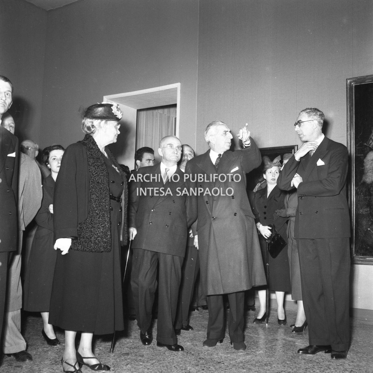 Il presidente della Repubblica Luigi Einaudi visita la mostra "Pittori della realtà in Lombardia" a Palazzo Reale a Milano, in compagnia, tra gli altri, (da destra) di Gian Alberto Dell'Acqua, Roberto Longhi e la moglie Ida Pellegrini<br>162141