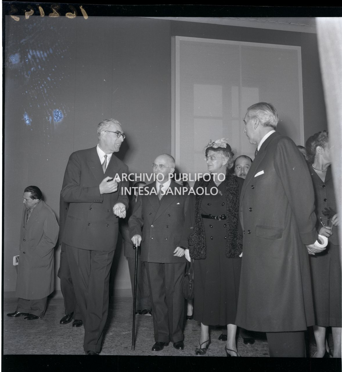 Il presidente della Repubblica Luigi Einaudi visita la mostra "Pittori della realtà in Lombardia" a Palazzo Reale a Milano, in compagnia, tra gli altri, (da sinistra) di Gian Alberto Dell'Acqua, la moglie Ida Pellegrini e Roberto Longhi<br>162143