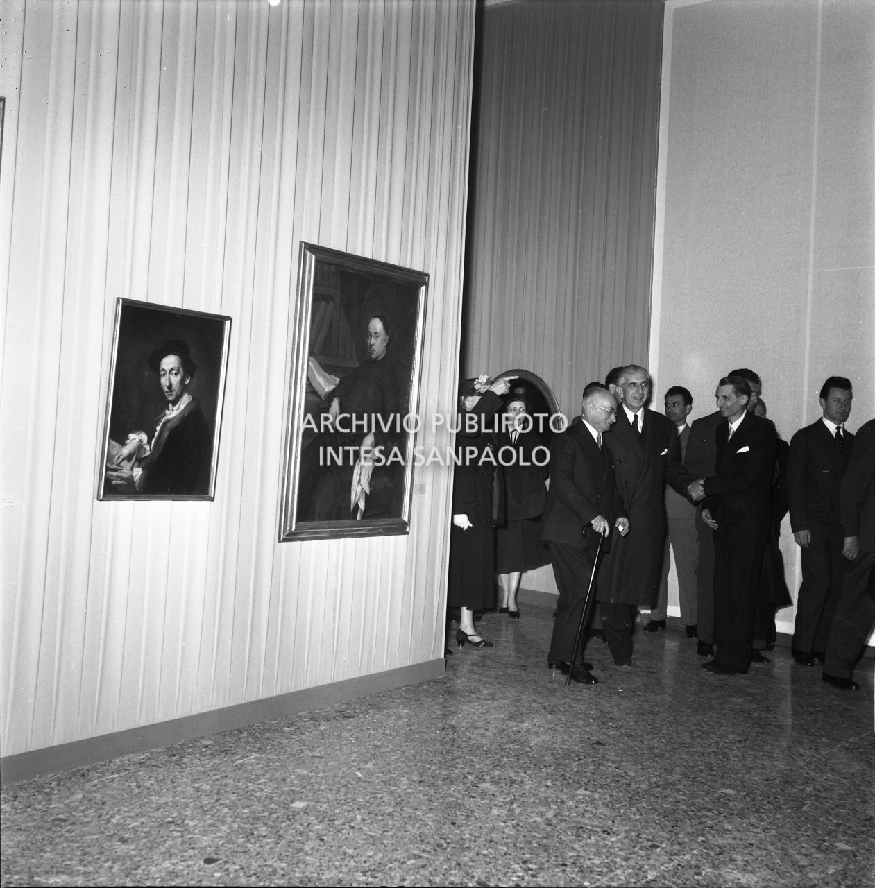 Il presidente della Repubblica Luigi Einaudi visita la mostra "Pittori della realtà in Lombardia" a Palazzo Reale a Milano, in compagnia, tra gli altri, (da destra) di Costantino Baroni e Roberto Longhi<br>162144